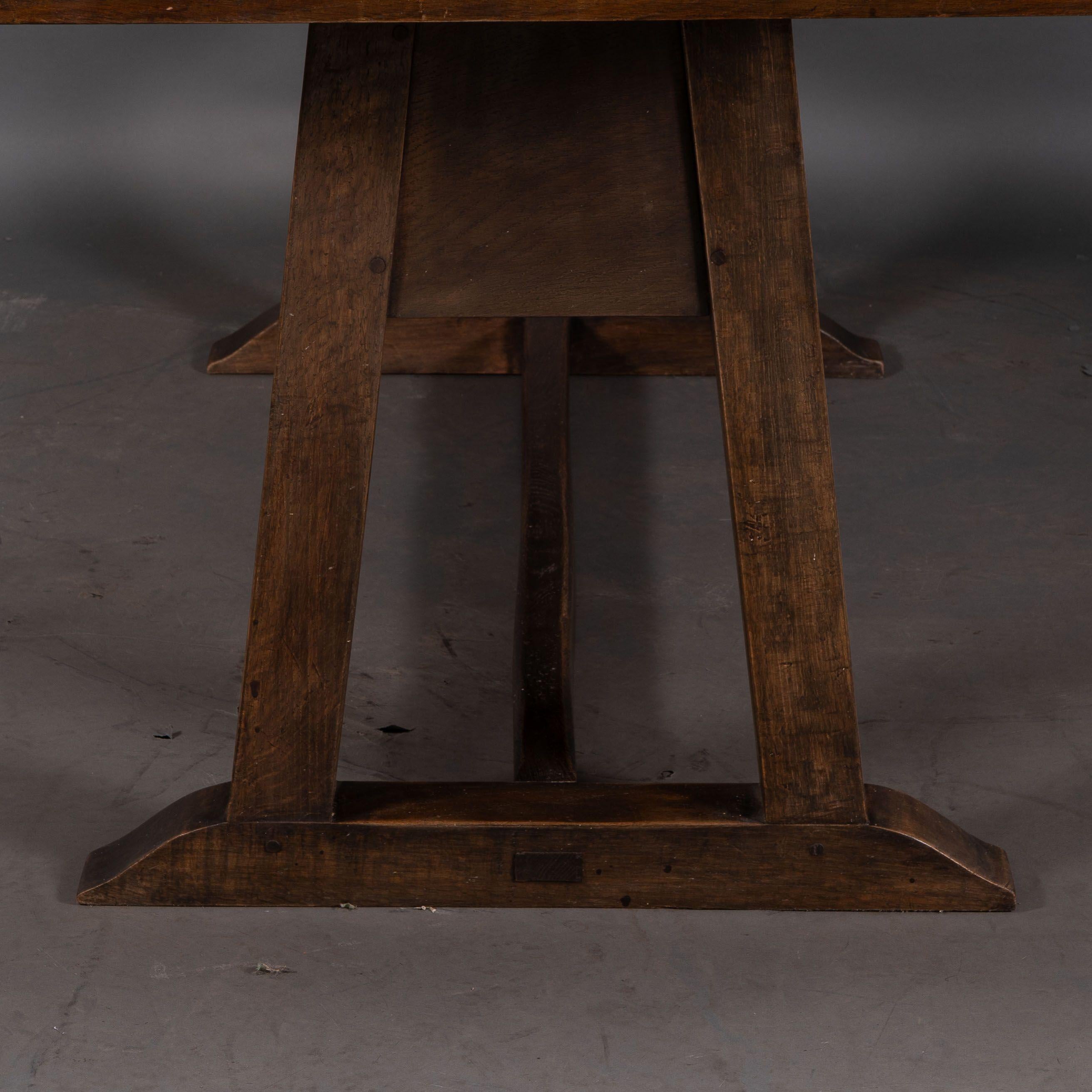Début du 20ème siècle M H Baillie Scott par John P White. Rare table de salle à manger en chêne de style Arts and Crafts en vente