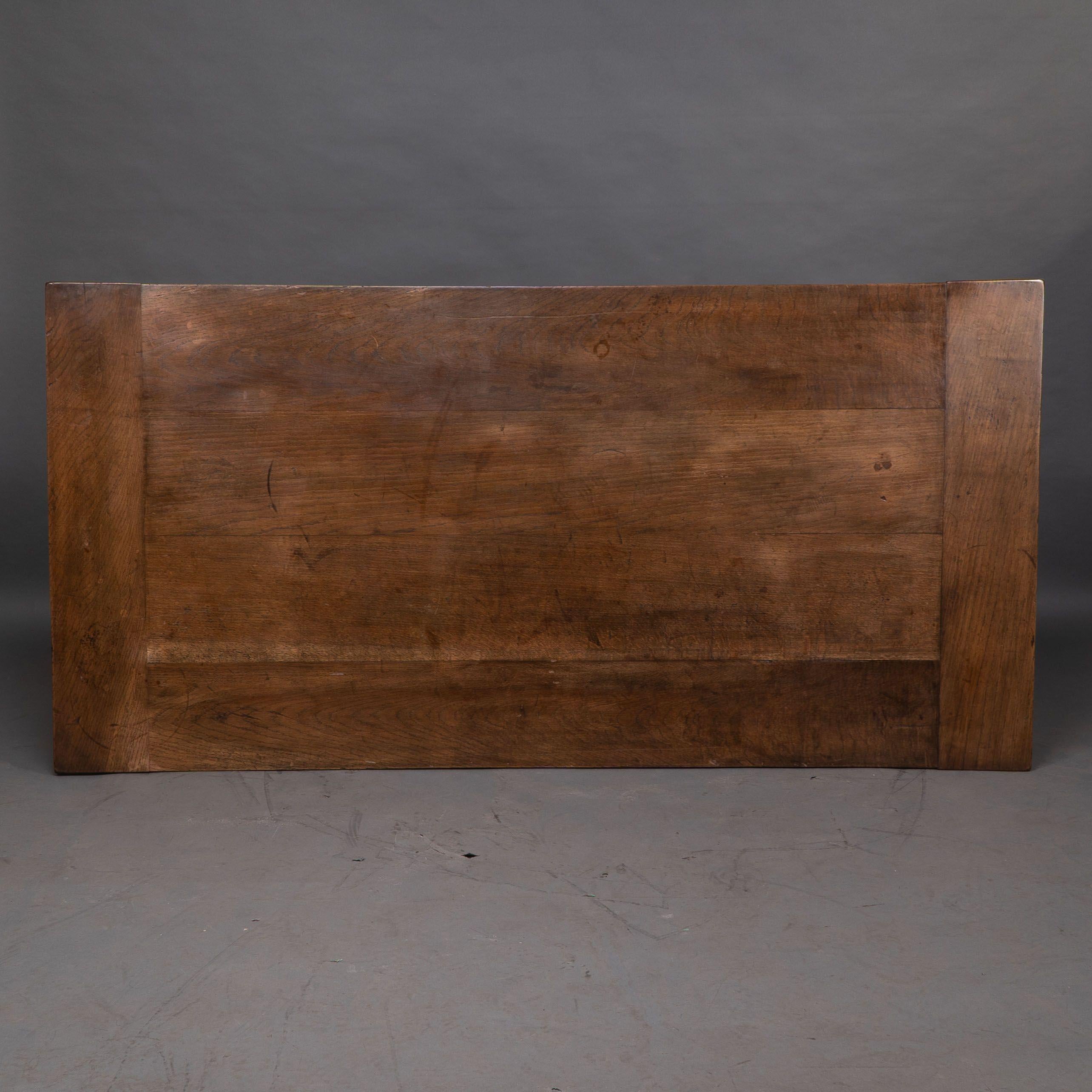 Chêne M H Baillie Scott par John P White. Rare table de salle à manger en chêne de style Arts and Crafts en vente