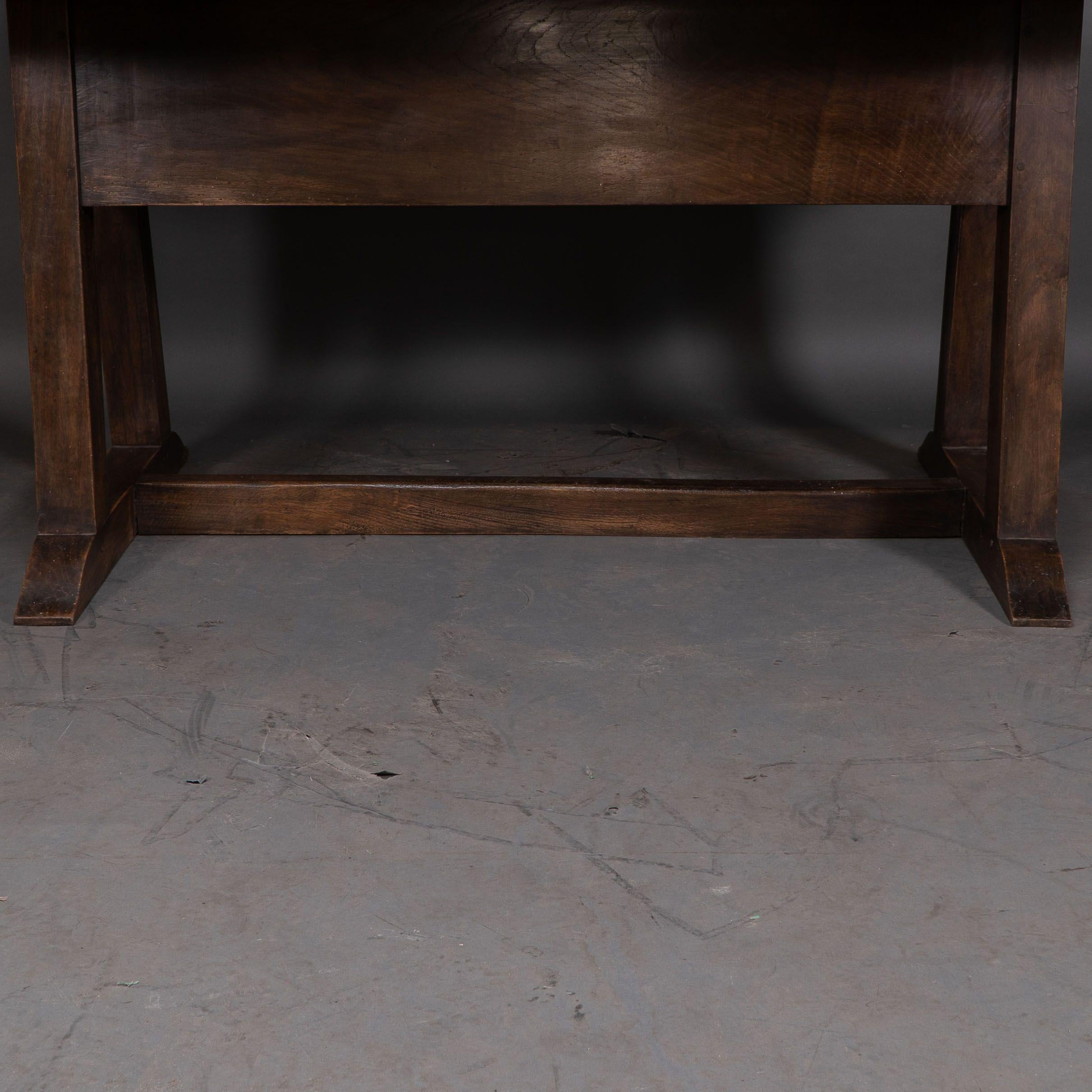 M H Baillie Scott par John P White. Rare table de salle à manger en chêne de style Arts and Crafts en vente 2