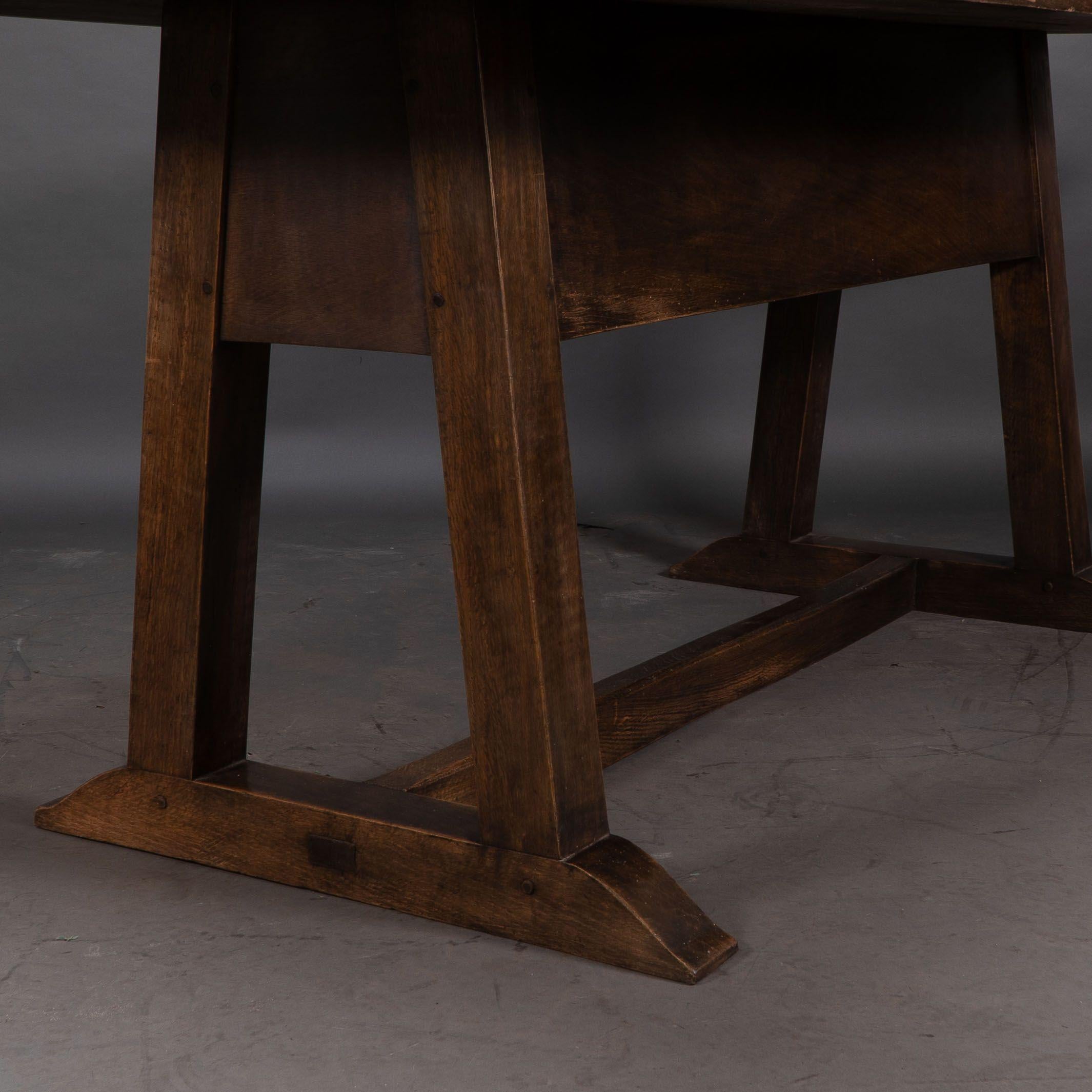 M H Baillie Scott par John P White. Rare table de salle à manger en chêne de style Arts and Crafts en vente 3