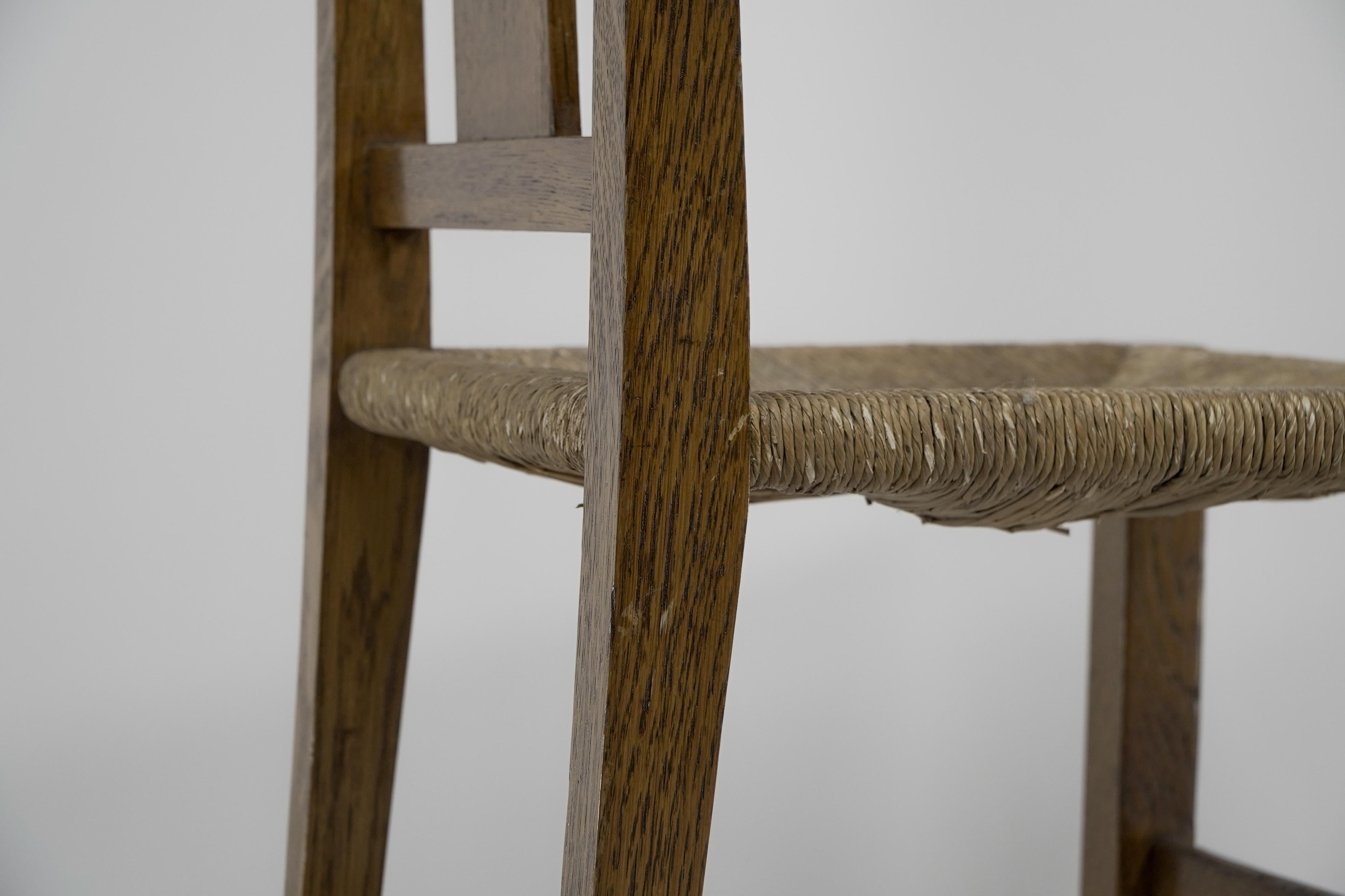 M H Baillie Scott zugeschrieben. Ein Arts & Crafts Stuhl aus Eiche mit durchbrochenem Dekor im Angebot 8