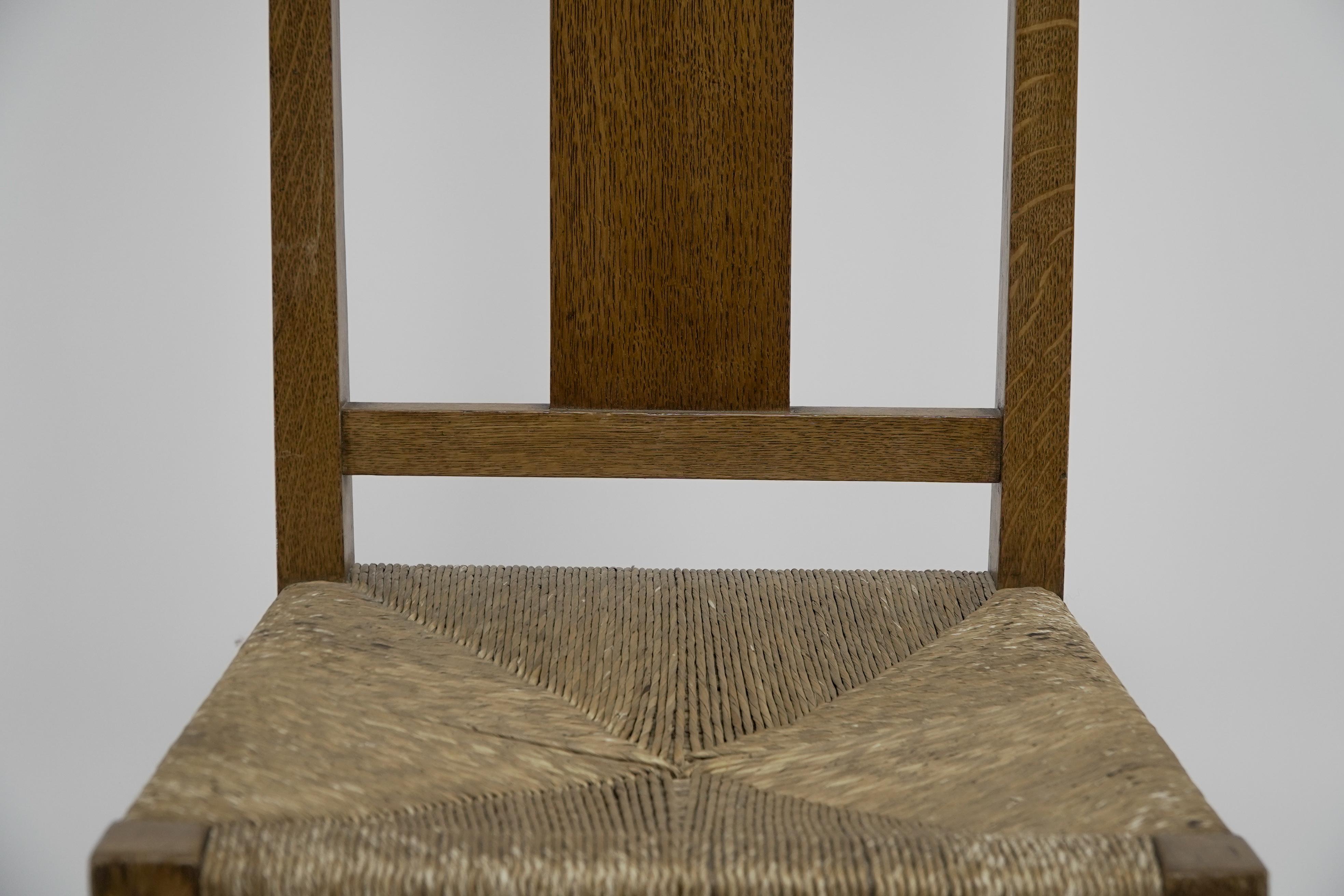 M H Baillie Scott attribué Chaise en chêne de style Art Decor Crafts à décorations percées en vente 2