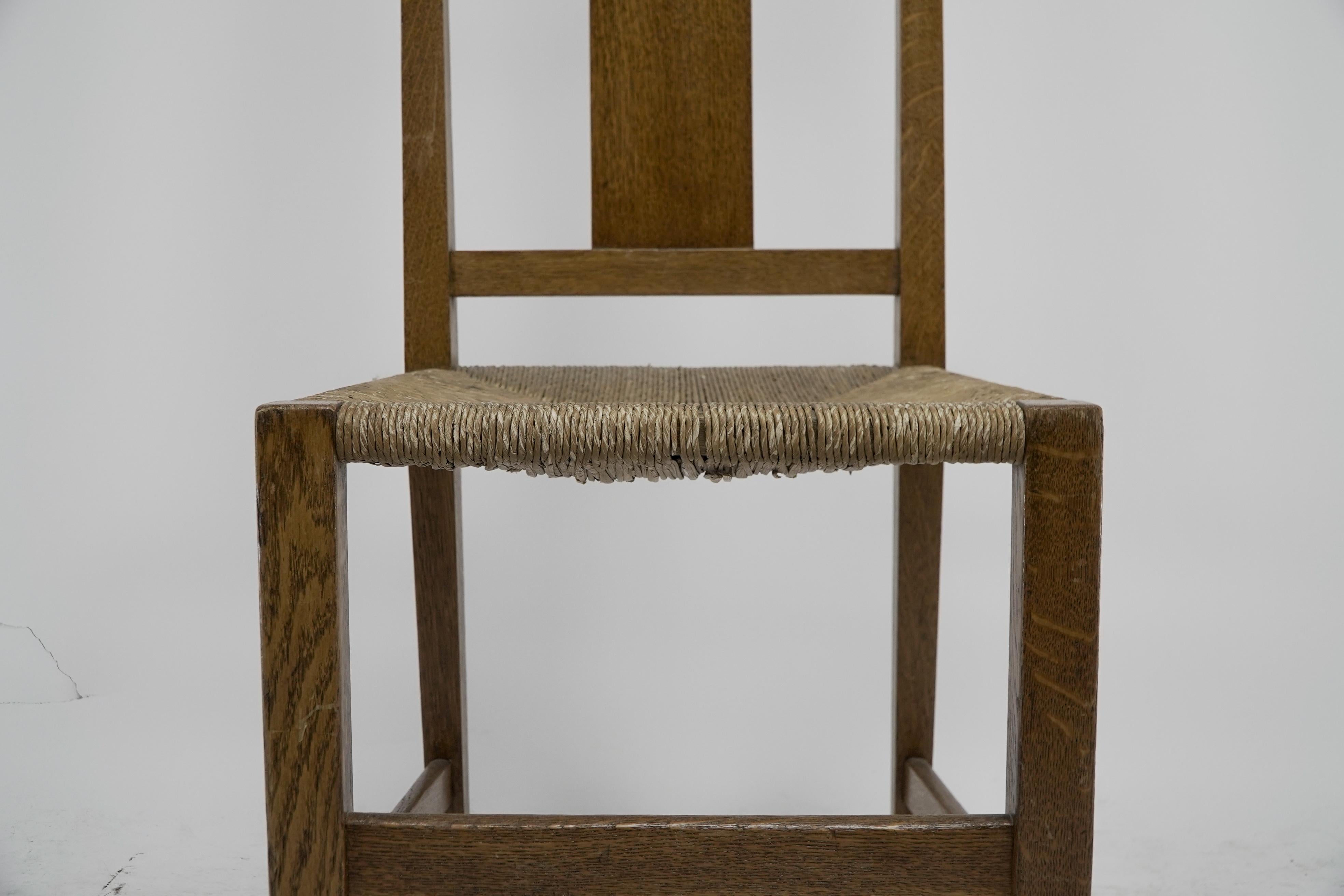 M H Baillie Scott zugeschrieben. Ein Arts & Crafts Stuhl aus Eiche mit durchbrochenem Dekor im Angebot 6