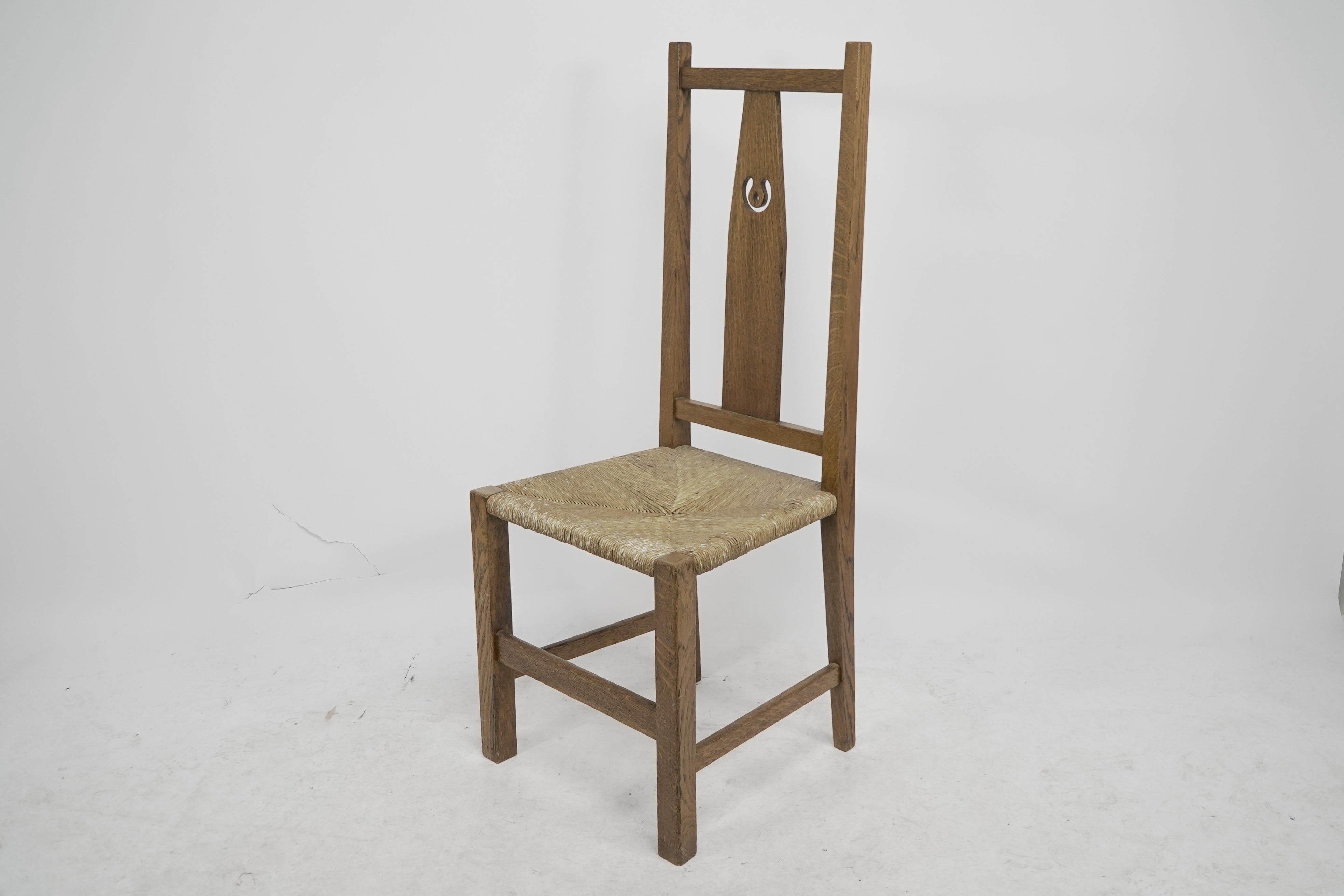 M H Baillie Scott zugeschrieben. Ein Arts & Crafts Stuhl aus Eiche mit durchbrochenem Dekor (Arts and Crafts) im Angebot