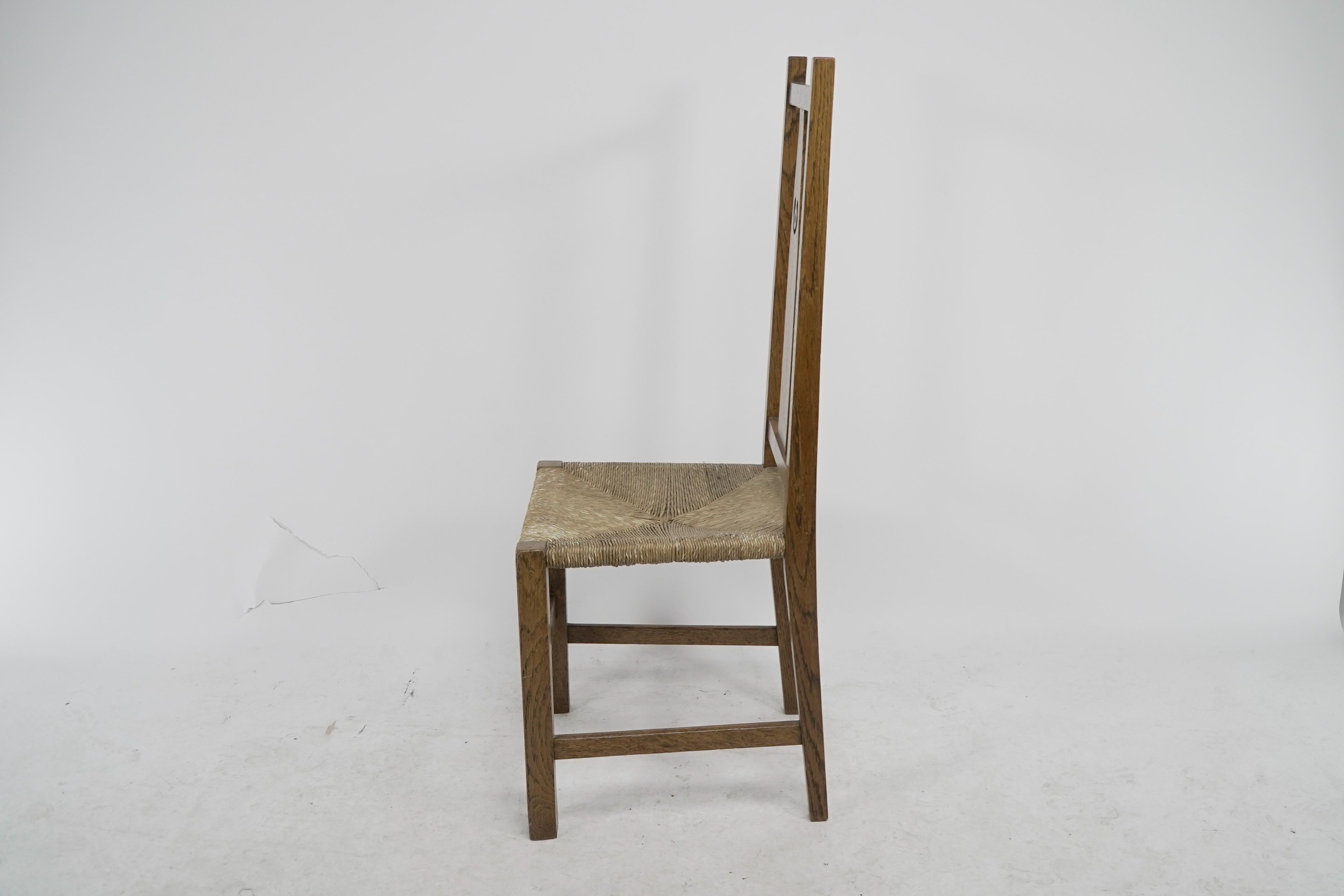 M H Baillie Scott zugeschrieben. Ein Arts & Crafts Stuhl aus Eiche mit durchbrochenem Dekor (Englisch) im Angebot