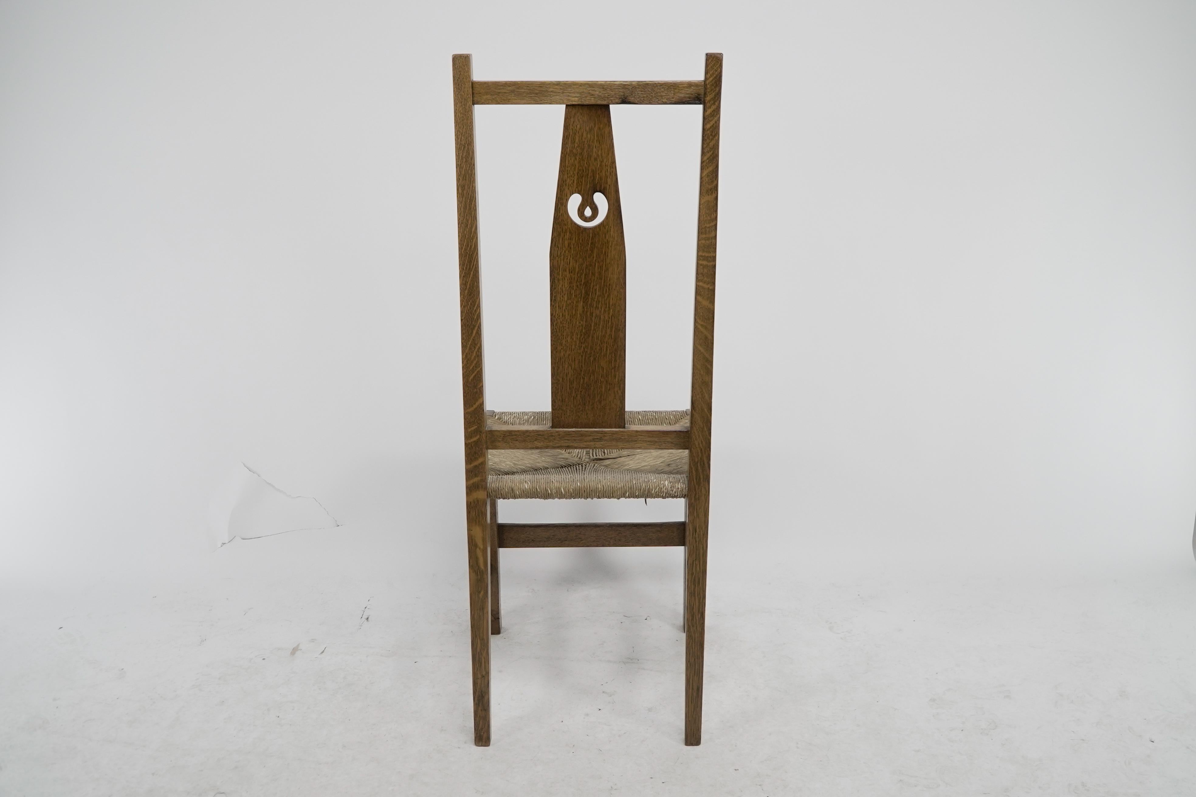 M H Baillie Scott zugeschrieben. Ein Arts & Crafts Stuhl aus Eiche mit durchbrochenem Dekor im Angebot 10