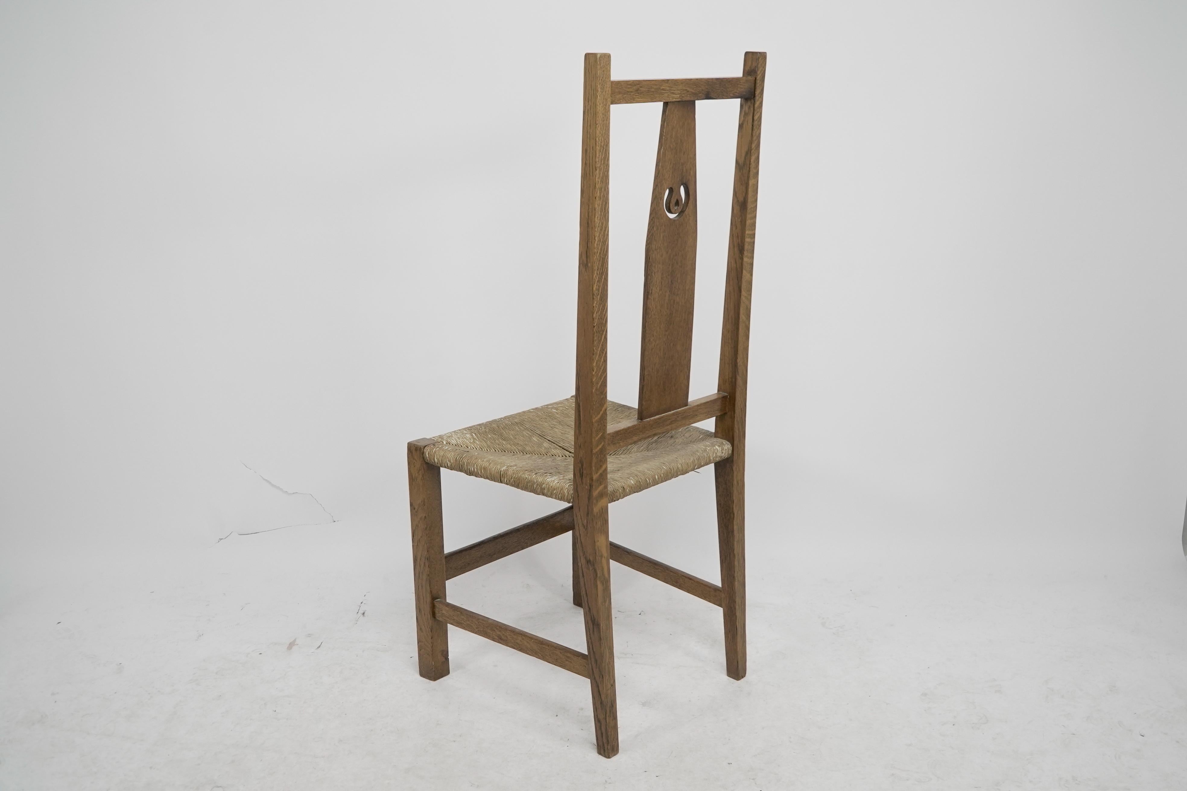 M H Baillie Scott zugeschrieben. Ein Arts & Crafts Stuhl aus Eiche mit durchbrochenem Dekor im Angebot 9