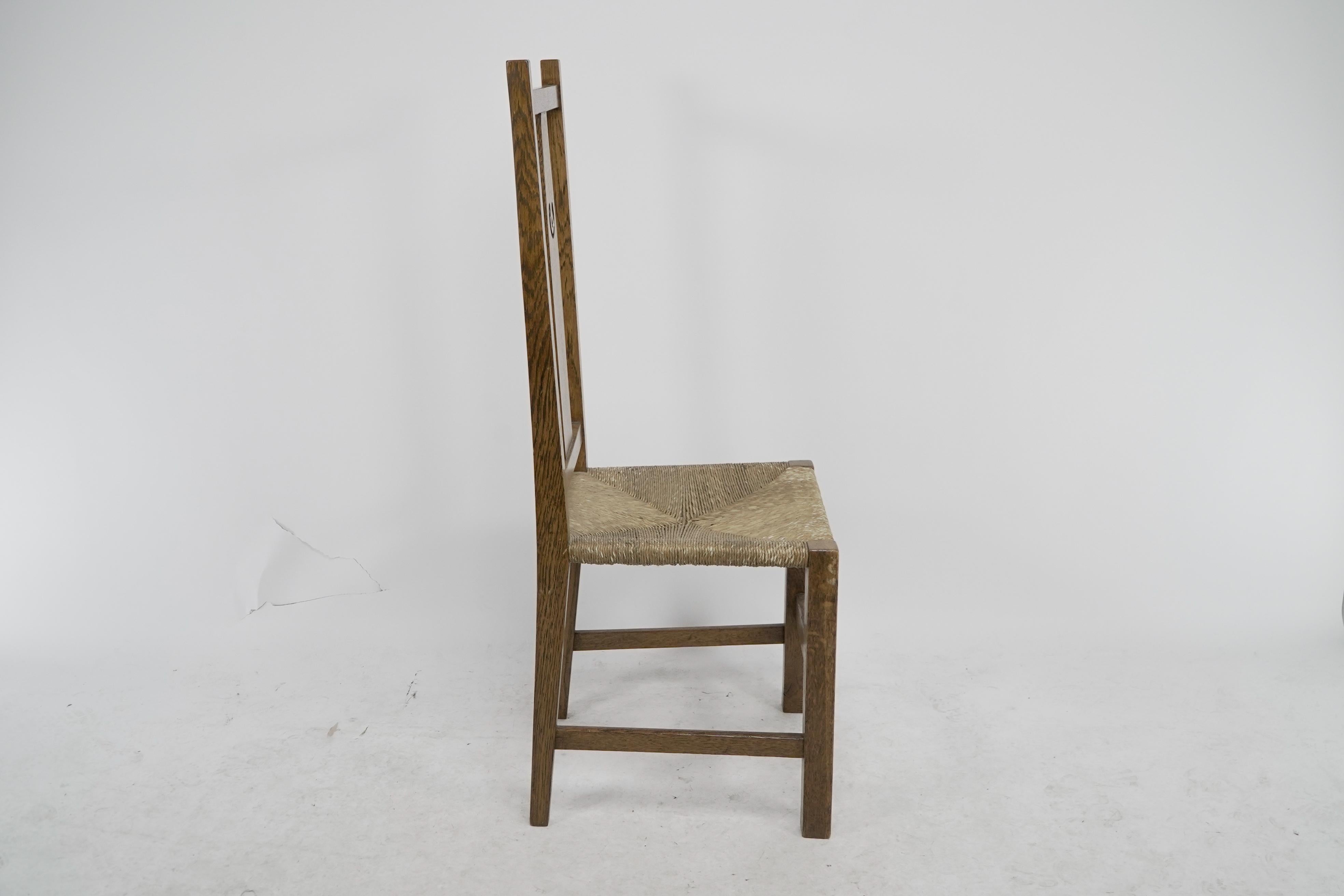 M H Baillie Scott attribué Chaise en chêne de style Art Decor Crafts à décorations percées Bon état - En vente à London, GB