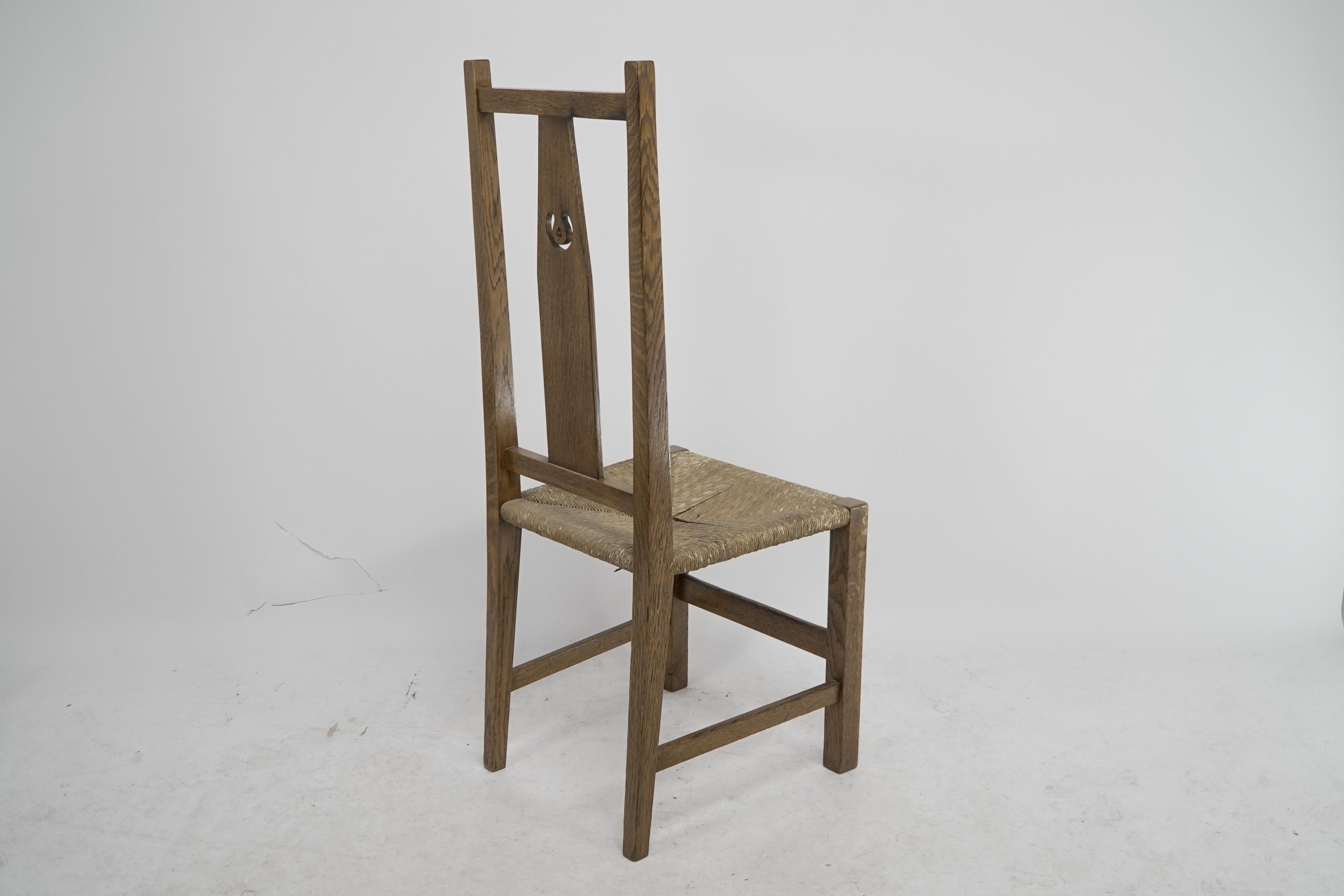 M H Baillie Scott zugeschrieben. Ein Arts & Crafts Stuhl aus Eiche mit durchbrochenem Dekor im Angebot 11