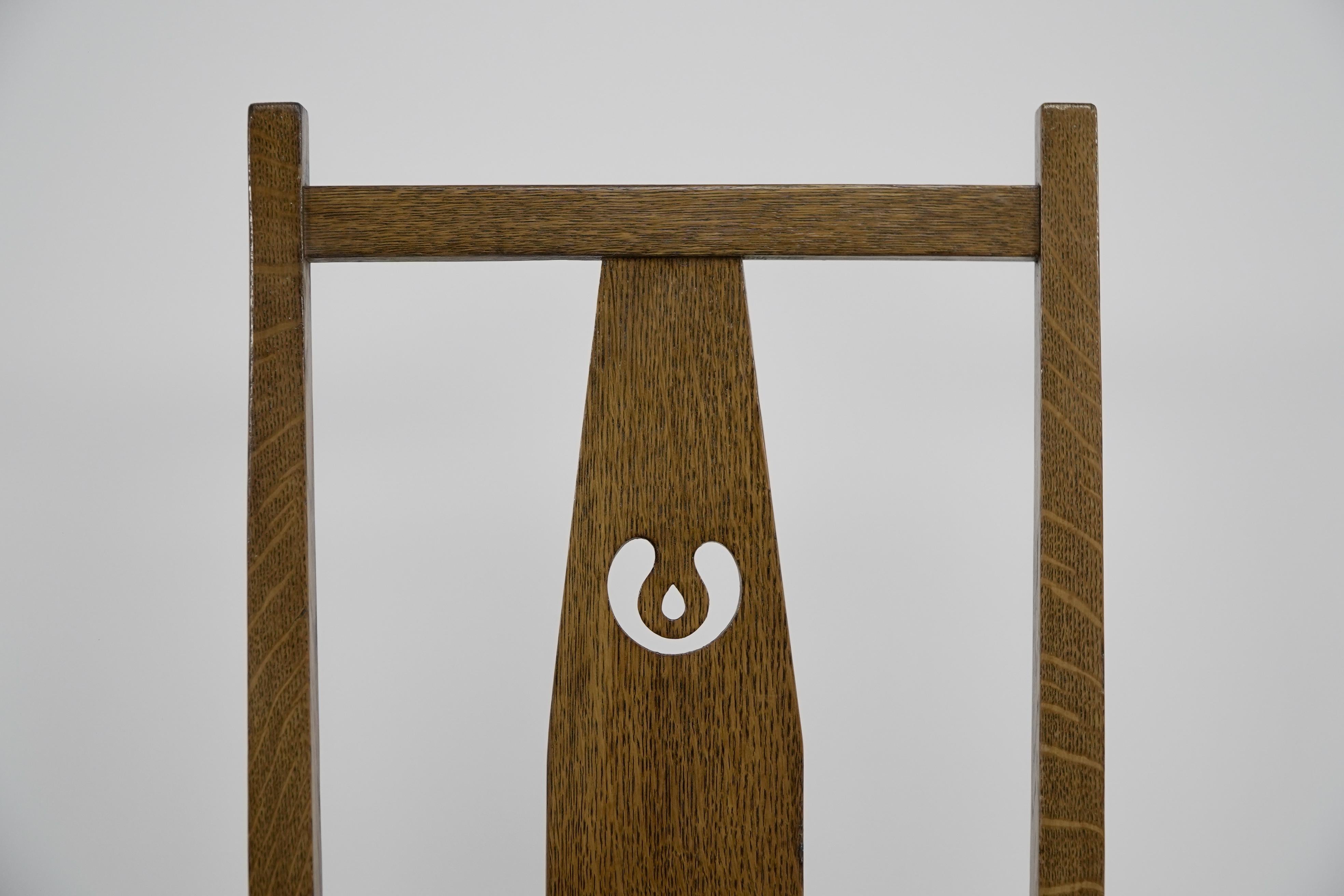 M H Baillie Scott zugeschrieben. Ein Arts & Crafts Stuhl aus Eiche mit durchbrochenem Dekor (Eichenholz) im Angebot