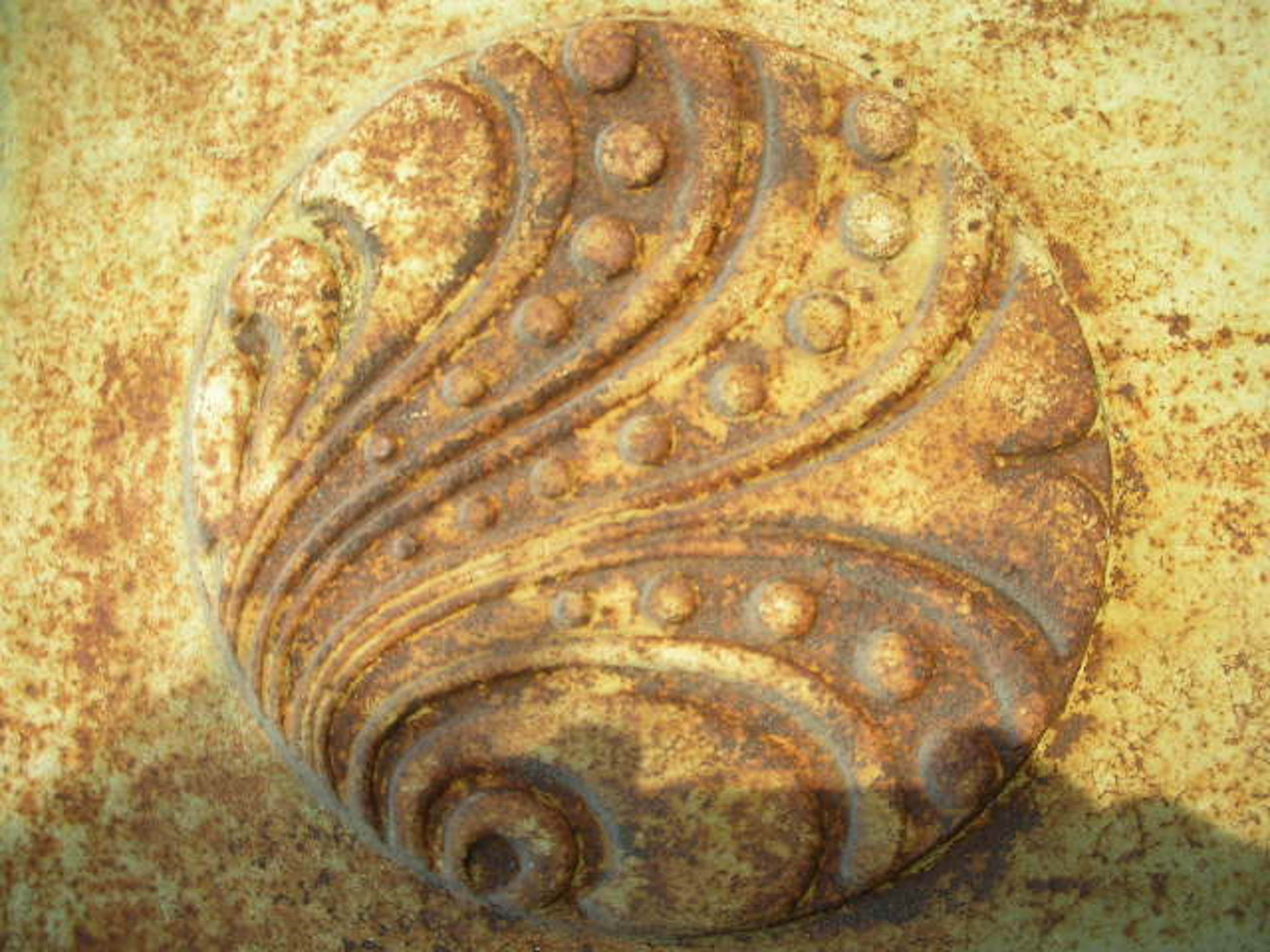 M H Baillie Scott, Stil von. Ein hoher dekorativer Kamin aus Gusseisen im Arts & Crafts-Stil (Arts and Crafts) im Angebot