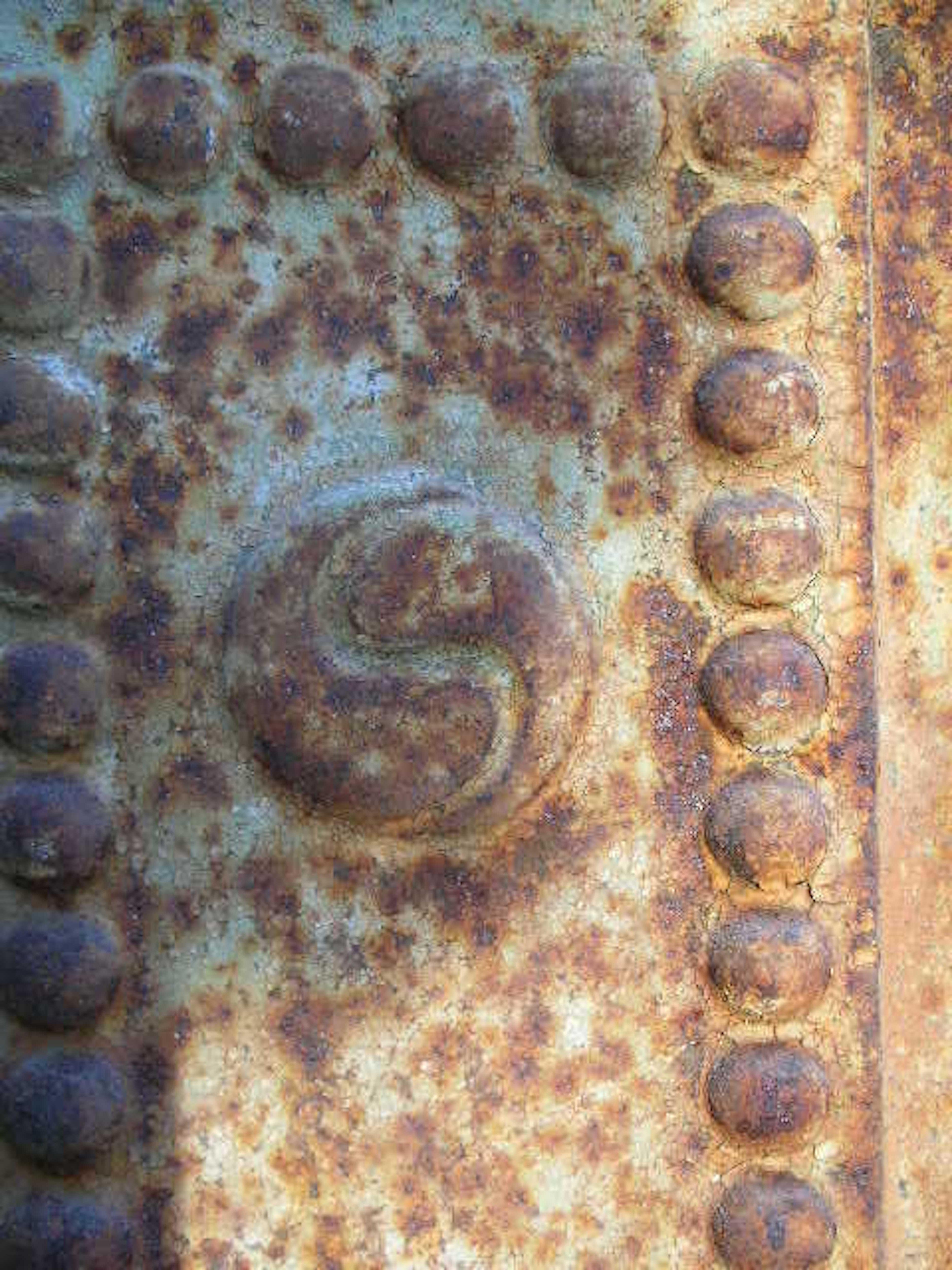 M H Baillie Scott, Stil von. Ein hoher dekorativer Kamin aus Gusseisen im Arts & Crafts-Stil (Gegossen) im Angebot