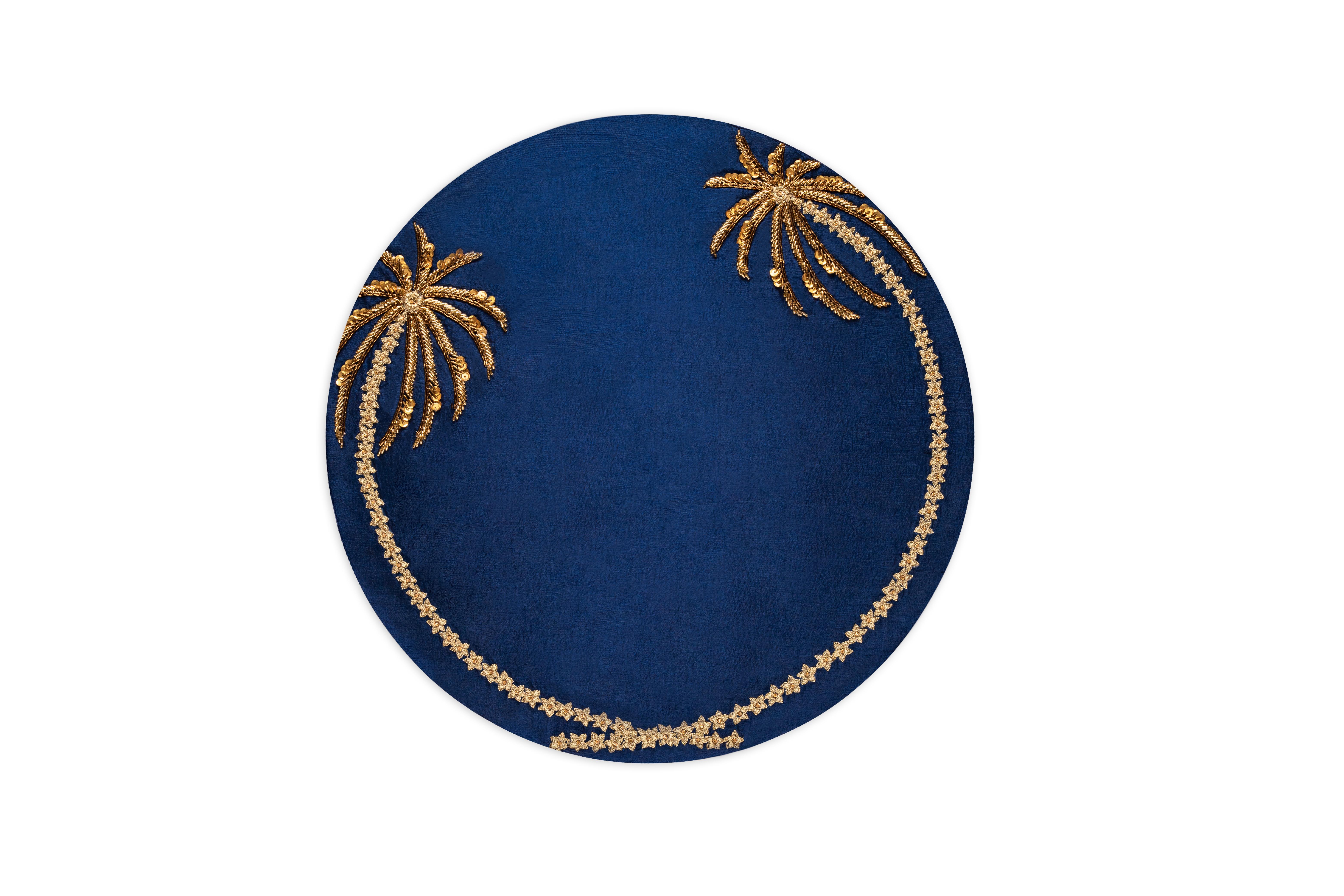 Das von Hand gefertigte Tischset Les Palmier vereint zwei Palmen, die einen prächtigen Heiligenschein um Ihr Geschirr bilden. Die Stämme sind aufwändig mit Goldfäden bestickt, während die Palmblätter mit Perlenstickerei verziert sind.