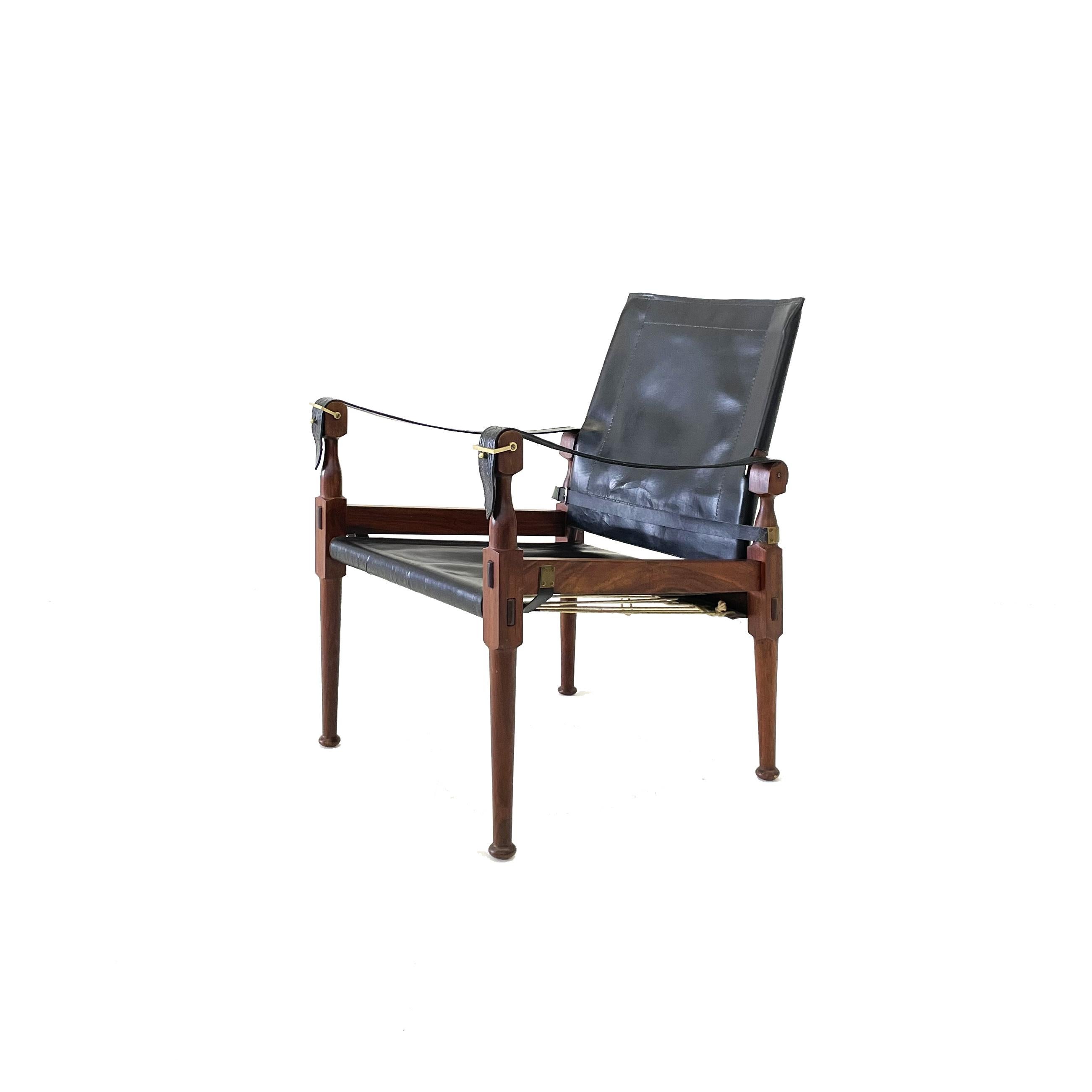 'Safari' lounge chair, wood, black leather and brass, Pakistan, 1970s

This 'Safari' armchair shows very elegant and well designed lines, in combination with carefully crafted wood joints. The black leather with multiple straps completes this
