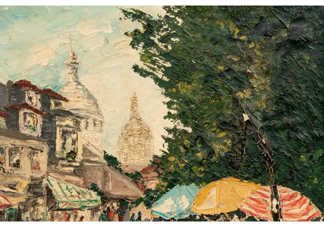 Signé et daté 58 en bas à gauche. Huile sur toile texturée illustrant une scène de rue française avec des parapluies de vendeurs de marché le long d'un parc. Les boutiques se trouvent le long de la rue avec des personnages. Deux dômes d'église