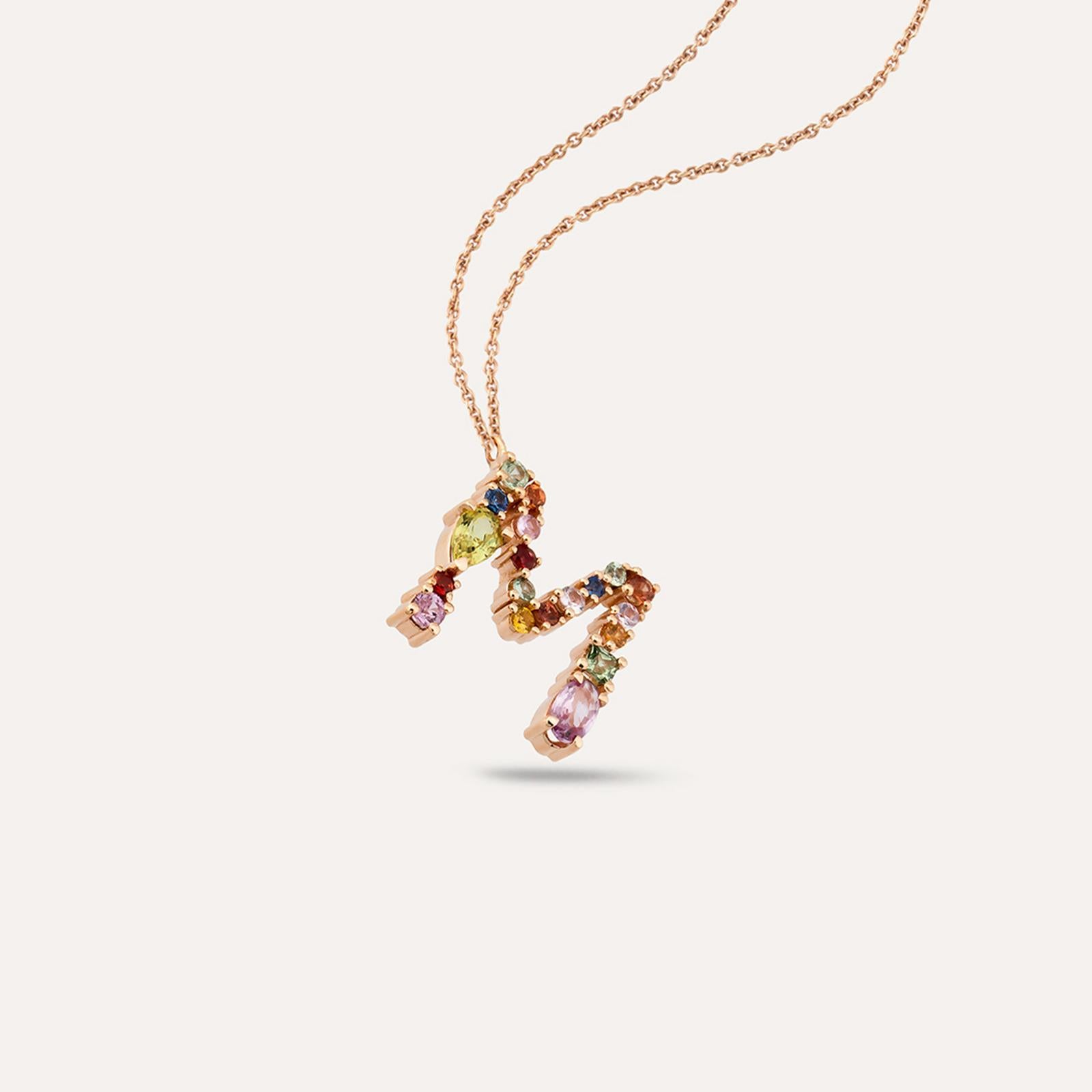 M M Buchstabenanhänger Anhänger 1,08 Karat Regenbogen Multi-Color Saphire Gold Halskette (Tropfenschliff) im Angebot