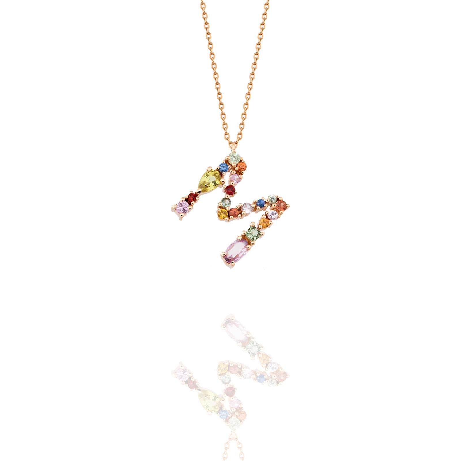 M M Buchstabenanhänger Anhänger 1,08 Karat Regenbogen Multi-Color Saphire Gold Halskette im Zustand „Neu“ im Angebot in New York, NY