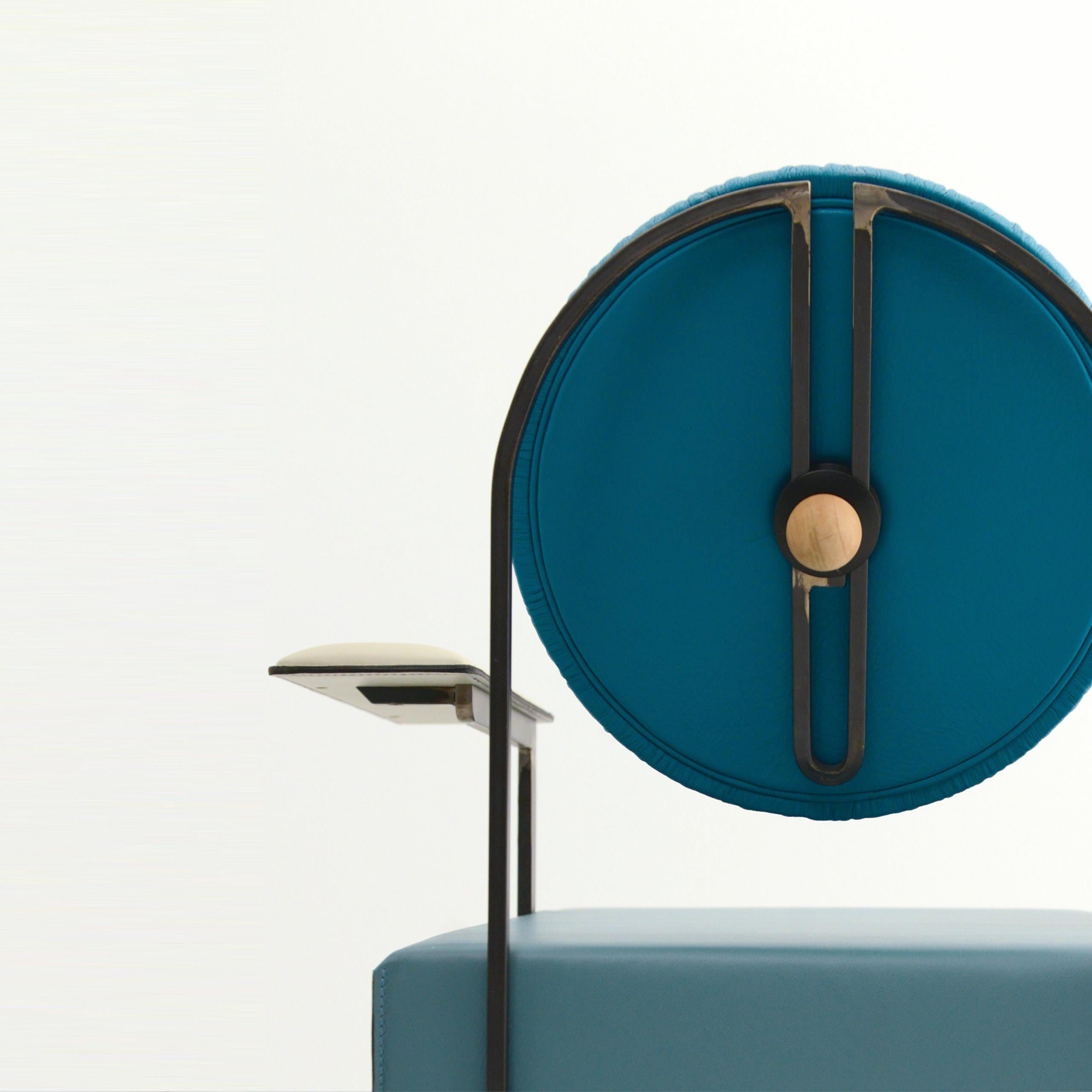 Moderne Fauteuil de salon M, tissu d'ameublement en cuir bleu mélangé et cadre en fer de Mario Milana en vente