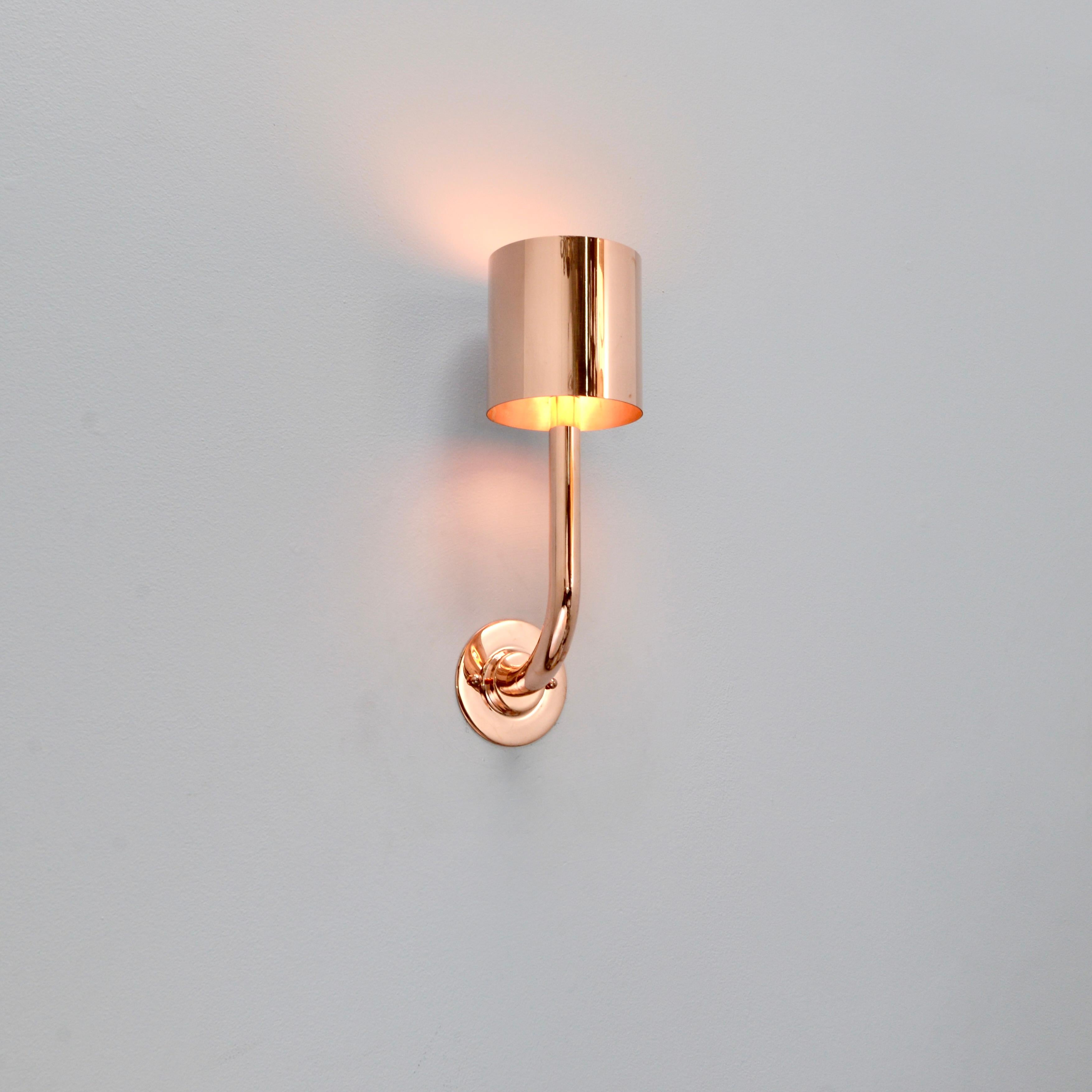 Impresionante aplique de cobre M LRS. Fabricada totalmente en cobre pulido sin lacar, incluida la pantalla, por Lumfardo Luminaires. De fabricación contemporánea en EE.UU. Conectado con una toma E-12 de tipo candelabro. Múltiplos disponibles por