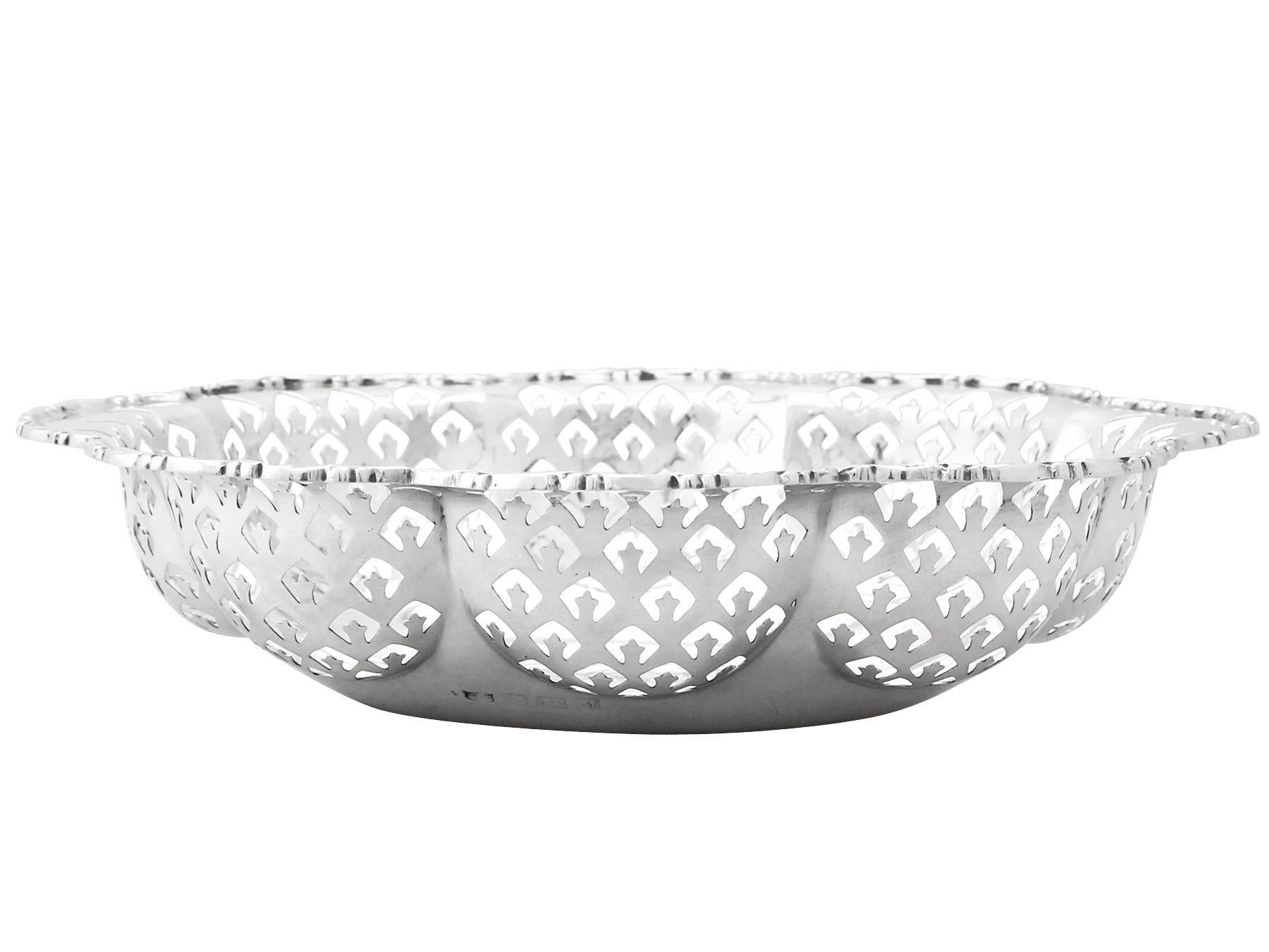 Autre M M Henderson Ltd Antique Sterling Silver Bon Bon Dish (Plat en argent) en vente