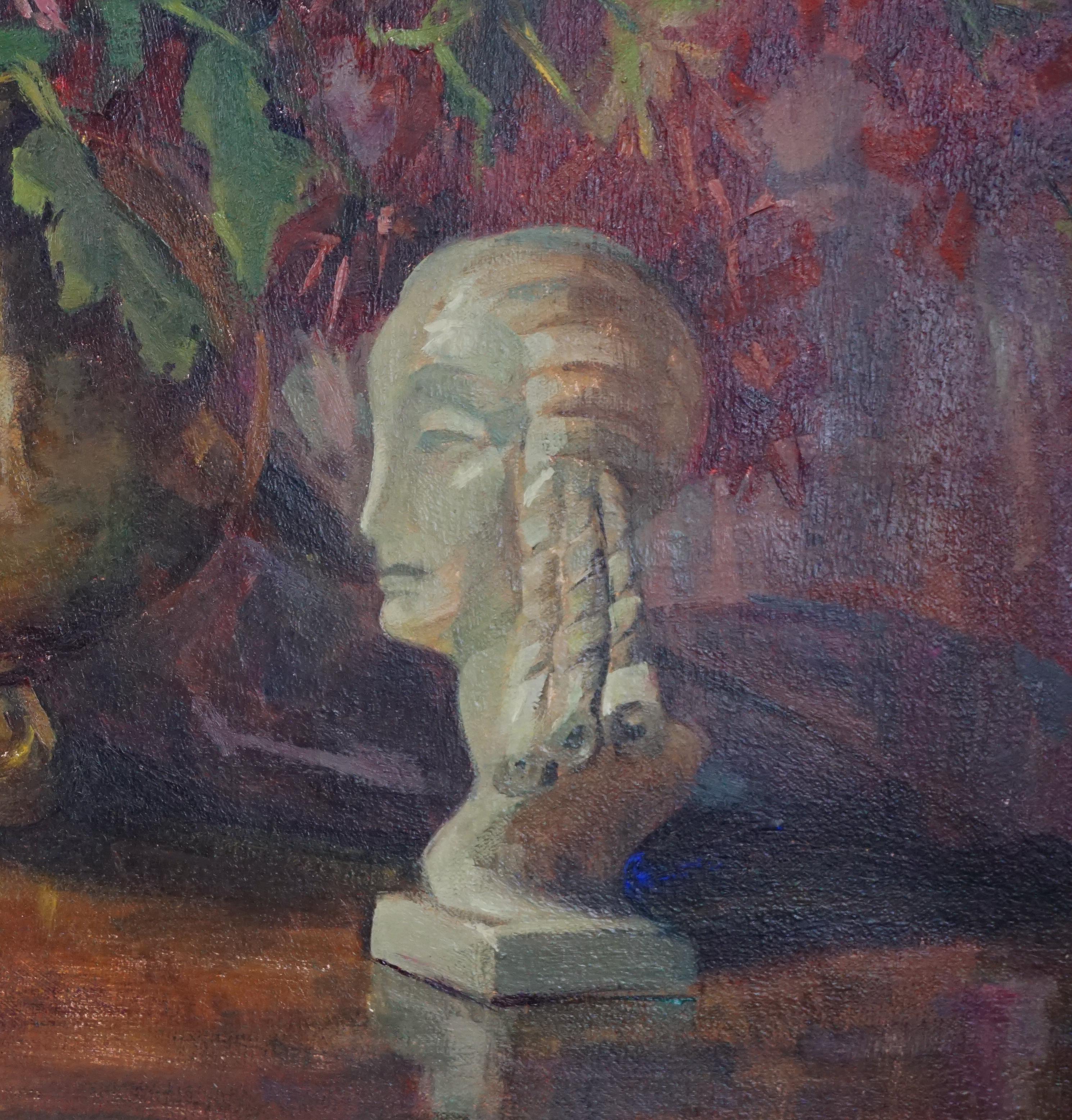 Mid-Century-Stillleben mit burgunderroten und weißen afrikanischen Daisies und Statue (Amerikanischer Impressionismus), Painting, von M Michael
