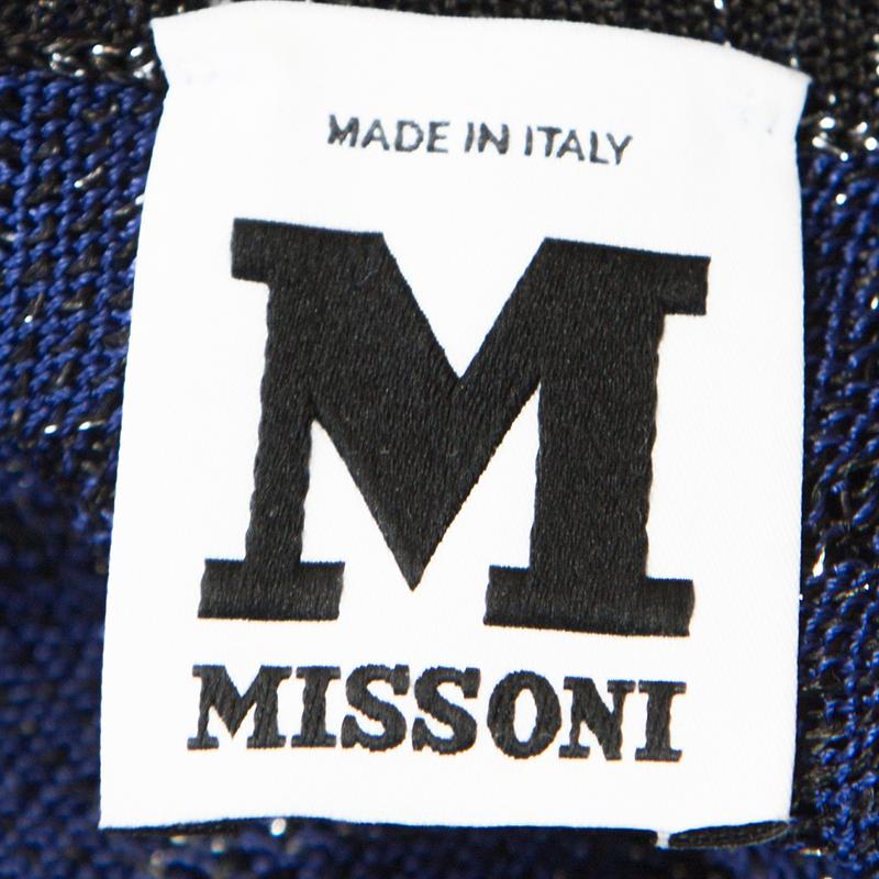 M M Missioni Blaues Metallic-Strick-Maxikleid mit Krawatte-Schulterdetail S im Angebot 1
