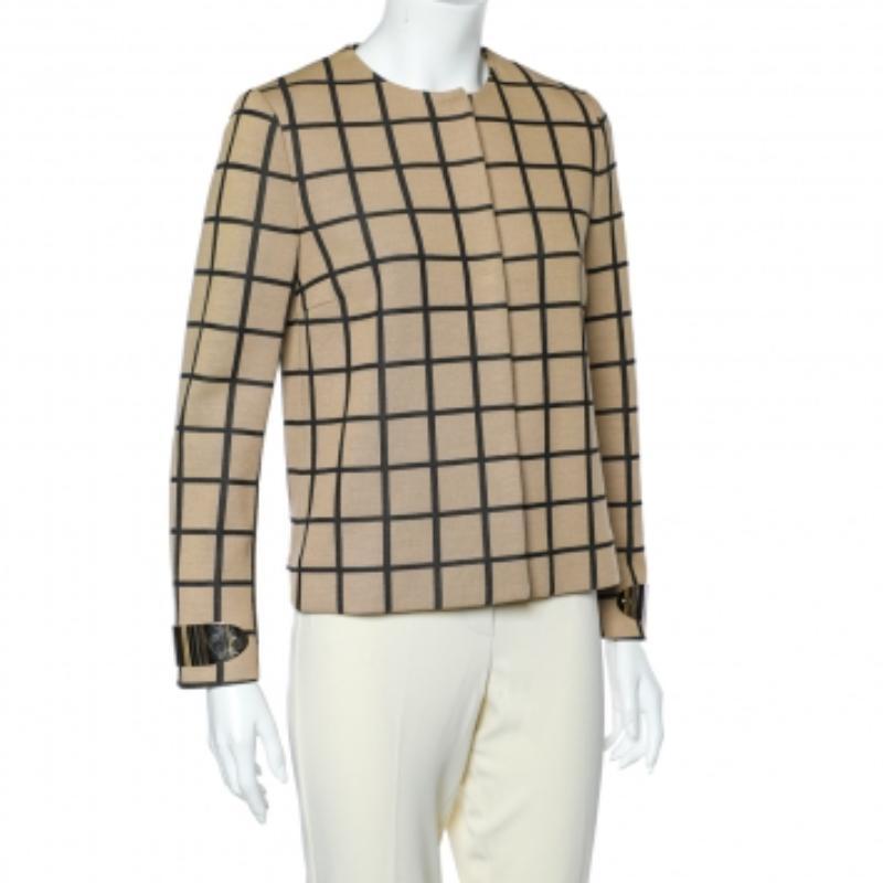 Diese Strickjacke des Labels M Missoni ist ein absolutes Muss in Ihrem Kleiderschrank. Diese beigefarbene Kreation ist über und über mit Fenstermustern versehen. Lange Ärmel mit goldfarbenen Metallmanschetten und Knopfverschluss auf der Vorderseite