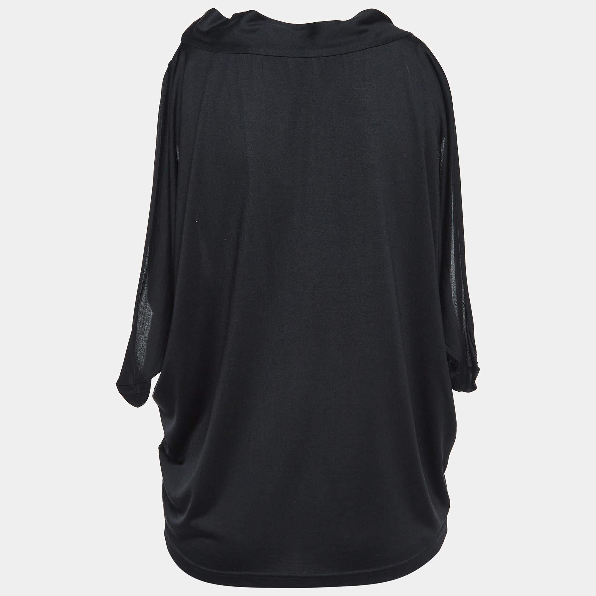 Complement your elegance with a lovely blouse like this one. With its pretty design and prime quality fabric this blouse is the best pick to look sophisticated and poised.