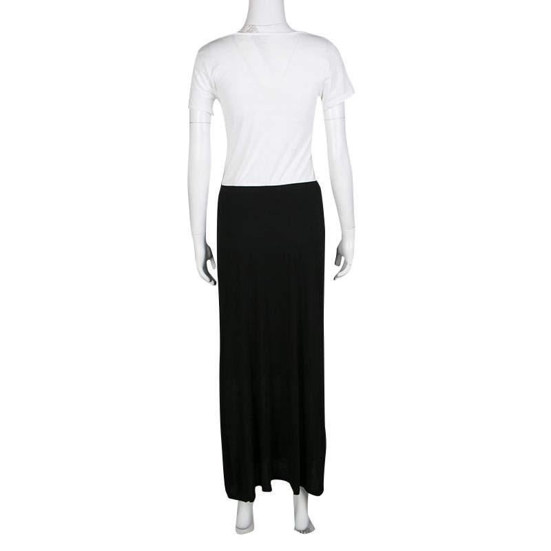 M Missoni's midi skirt is crafted in a straight, fitted structure making it a stylish piece to flaunt for a chic look. It features a solid black hue and an elasticized waistline for wearing comfort. A versatile piece, you can wear it for both your