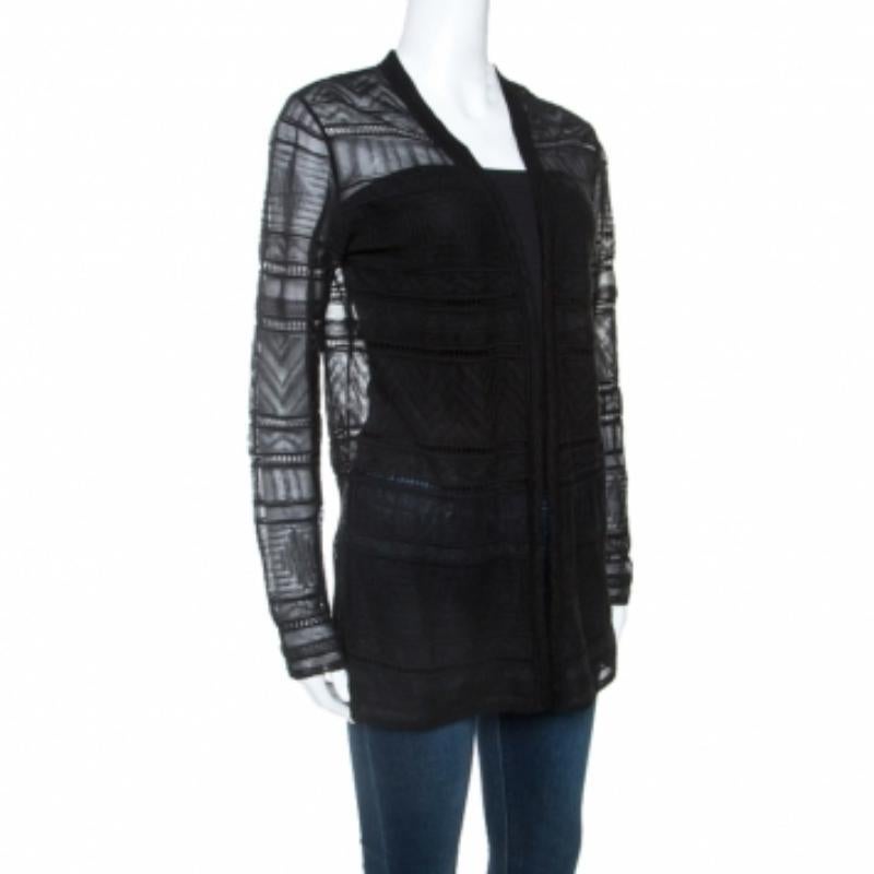 Ihre Suche nach einer stilvollen und raffinierten Strickjacke endet mit dieser schönen Jacke von M Missoni. Diese schwarze Strickjacke ist aus einer Mischung von Stoffen gefertigt und hat ein Muster auf allen Seiten. Es zeigt ein durchsichtiges