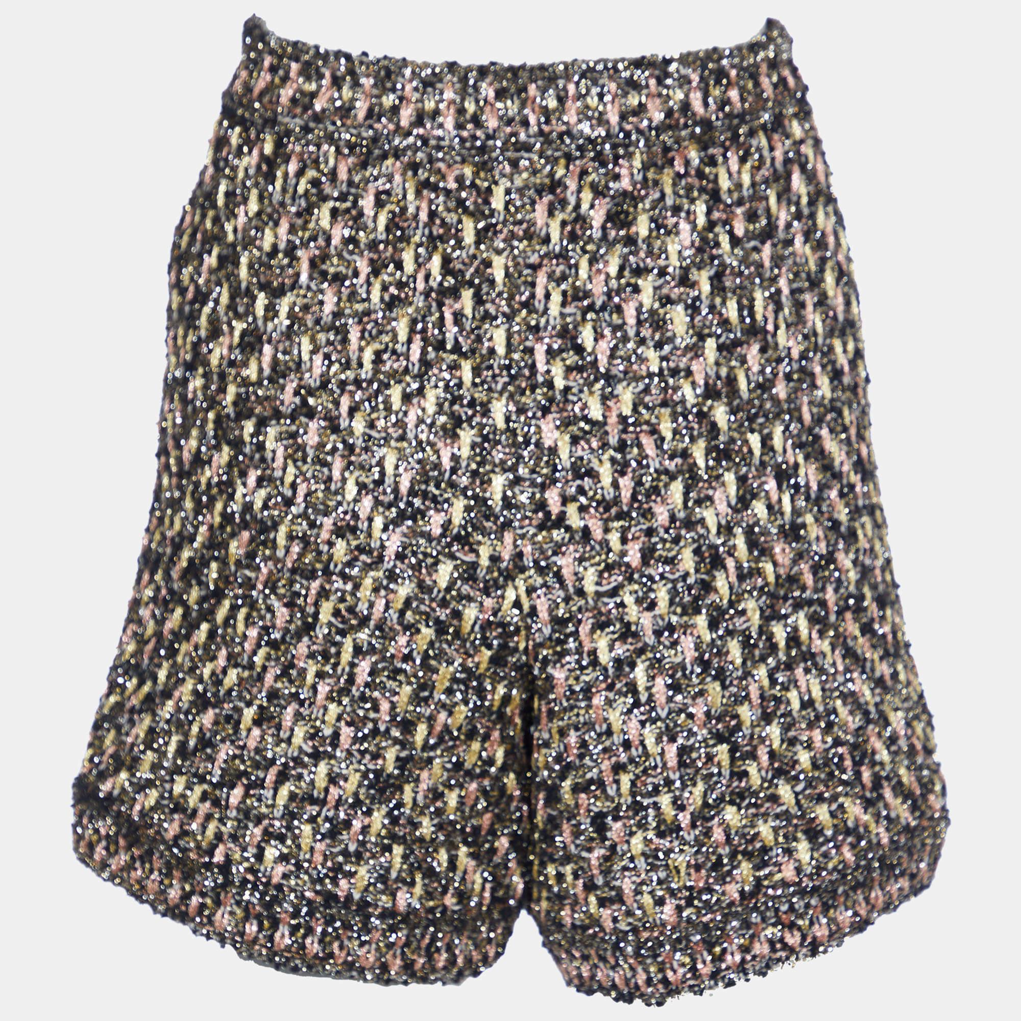 Beachy vacations call for a stylish pair of shorts like this. Stitched using high-quality fabric, this pair of shorts is styled with classic details and has a superb length. Wear it with T-shirts.

Includes: Brand tag, store tag