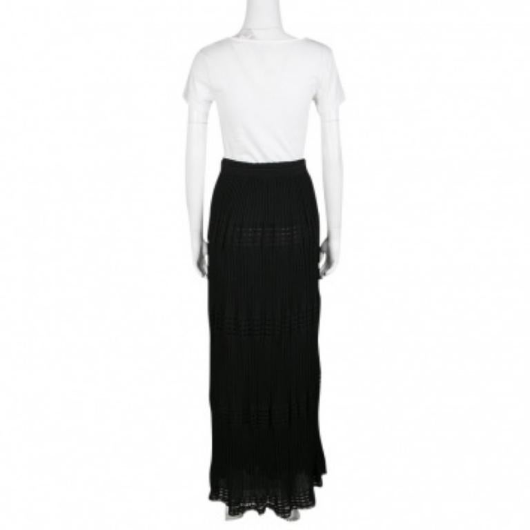 Tricotée dans un motif perforé, cette jupe noire de M-One est idéale pour un look de soirée sans effort. Coupée dans un mélange de coton, cette jupe se porte avec aisance et confort. Il est de longueur maxi et présente un design plissé élégant avec