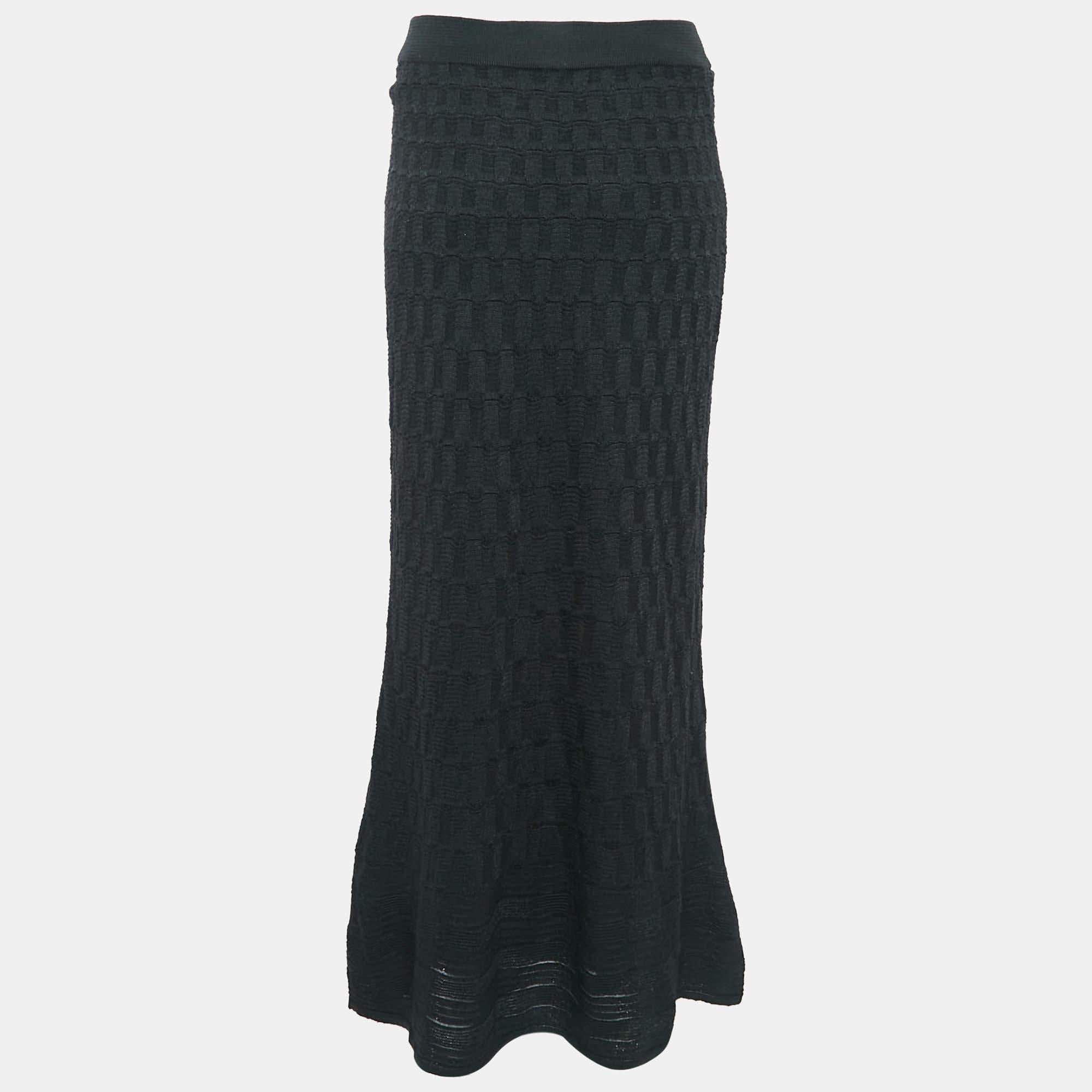 This lovely skirt is beautifully stitched from fine fabric. The comfy designer skirt has a flattering silhouette. Pair it with a simple top and strappy heels for a chic look.
