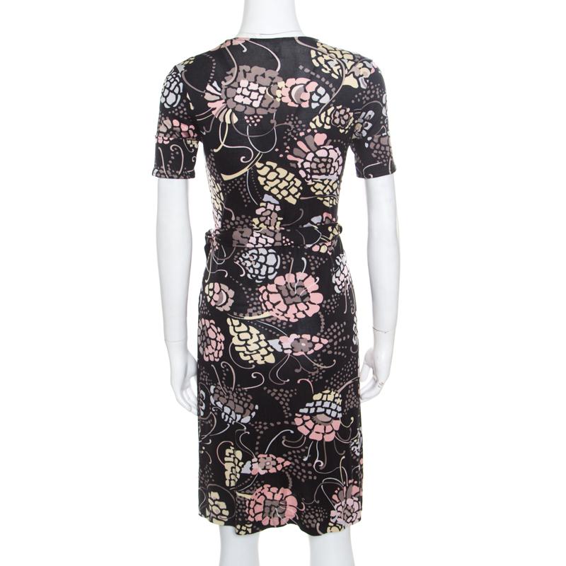 A diva like you deserves everything that is chic, sophisticated and stylish just like this M Missoni wrap dress! The black creation is made of 100% silk and features a floral print all over it. It flaunts a patch pocket and a self-tie belt detailing