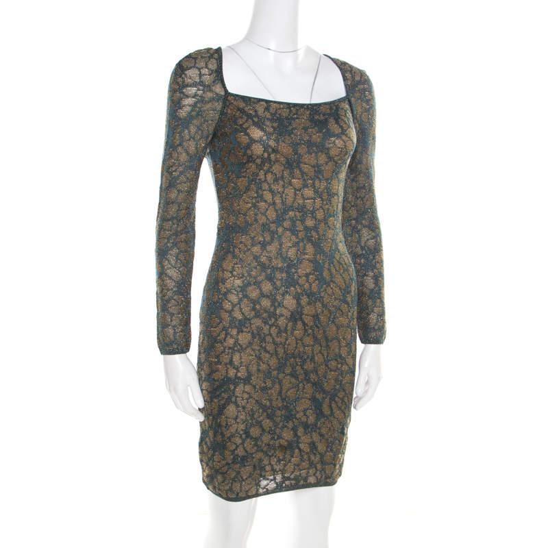Make a stunning style statement with this long-sleeved dress from the house of M Missoni. Appear in great style dressed in this alluring blue dress adorned with floral jacquard pattern all over. Tailored in a high-quality blended fabric this piece
