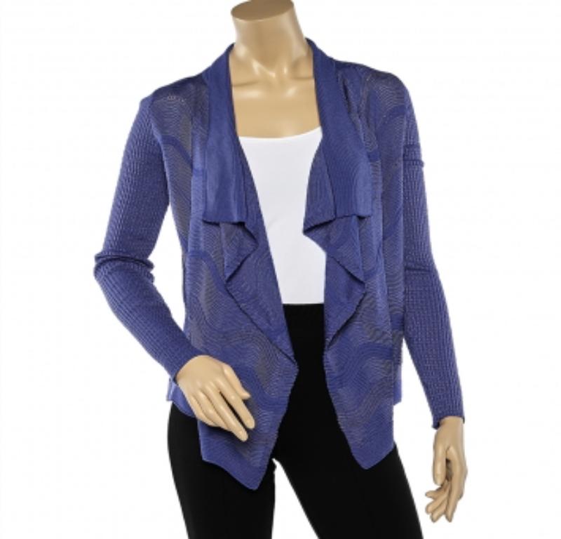 Ce haussement d'épaules de M-One s'ajoutera à votre collection décontractée. Il est créé à partir d'un tricot à motifs bleus. Il présente un col châle et des manches longues. Portez ce haussement d'épaules pour vous sentir à l'aise.