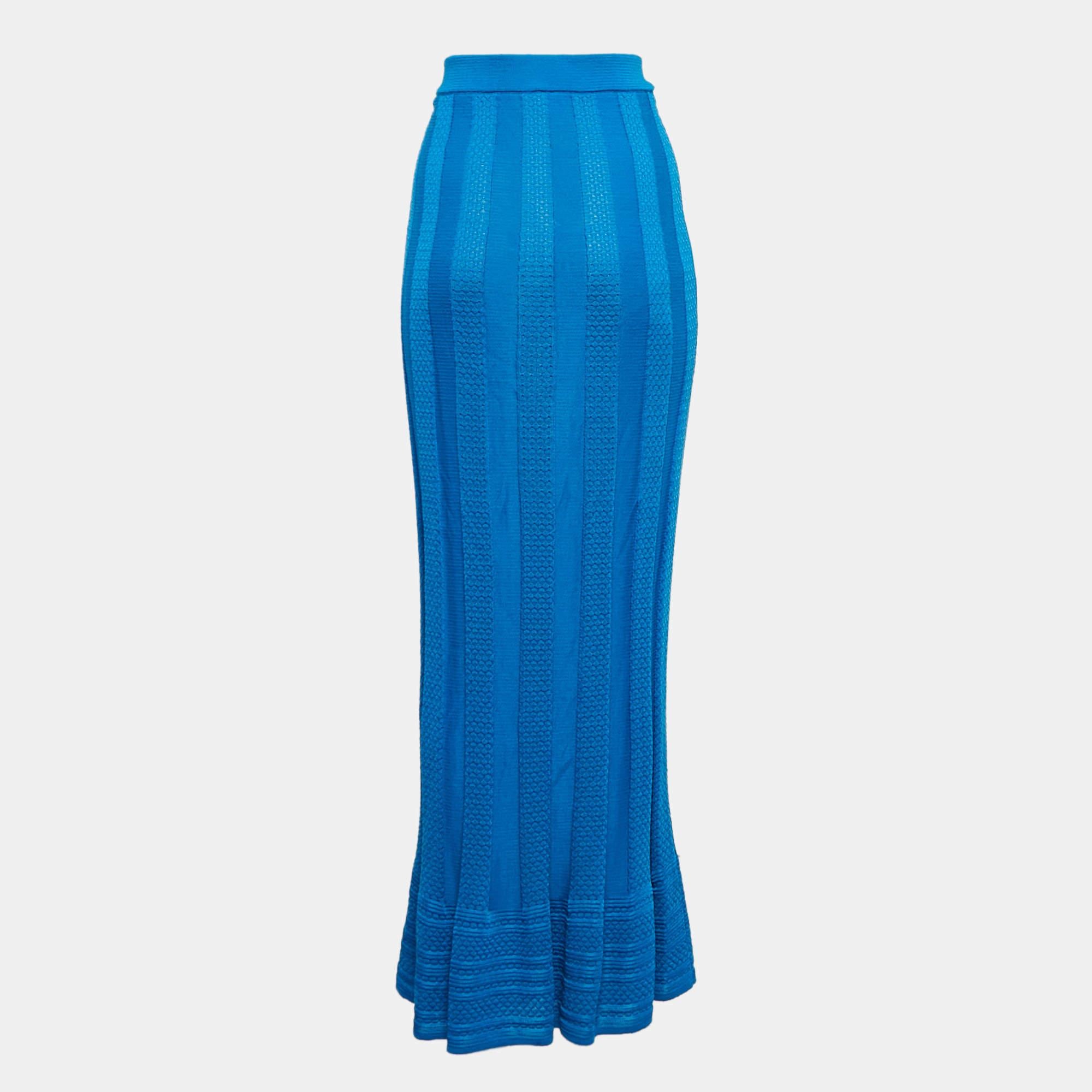Experience the charm of designer clothing with this gorgeous skirt. Made from quality fabrics the skirt has a simple allure and a great fit. Pair it up with a tailored blouse or a simple top and high heels.
