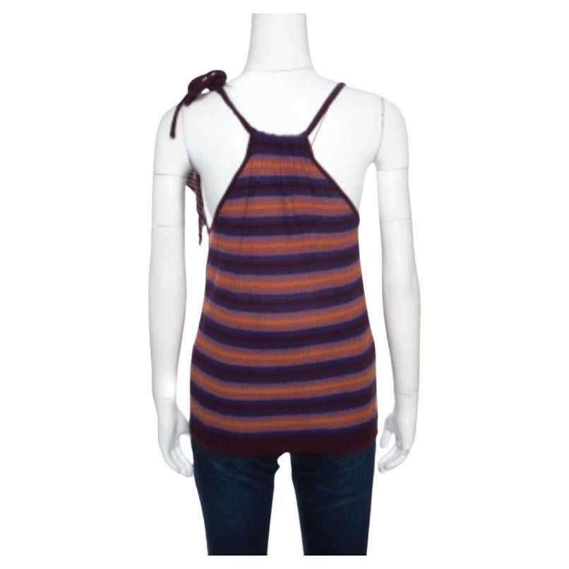 In diesem Top von M Missoni, das aus hochwertigen Stoffen gefertigt wurde, sehen Sie ganz wie eine Fashionista aus, die Sie sind. Das ärmellose Oberteil mit Streifen, Schnürung und Ringerrücken ist vielseitig und kann zu Röcken und Jeans getragen