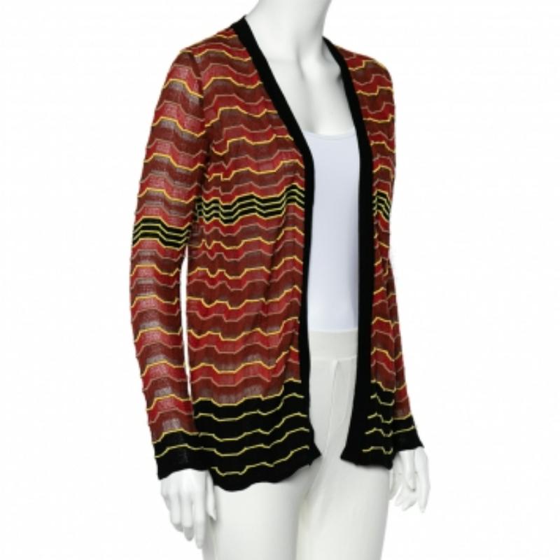 Ce cardigan ouvert de Missoni nous impressionne totalement ! Il est fabriqué à partir de matériaux de qualité et présente un motif en maille orange brûlé. Il présente une silhouette décontractée et des manches longues. Cette création élégante vous
