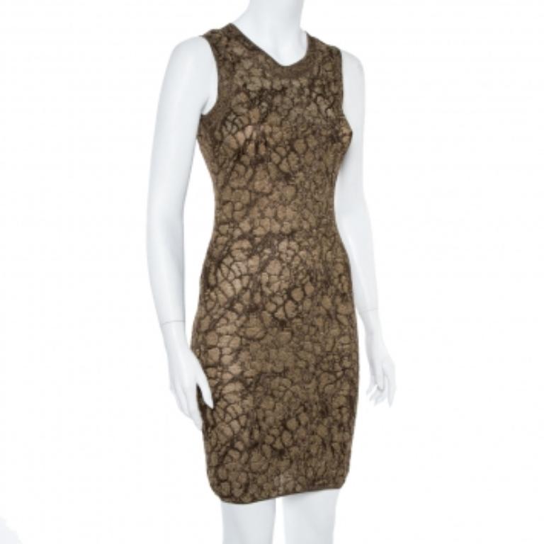 This stylish set hails from the house of M Missoni! It has been crafted from quality knit fabric and carries a lovely gold hue and lurex knitting design. The fitted midi dress has a sleeveless silhouette with a round neckline and pairs well with a