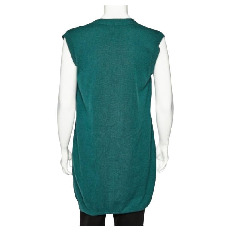 Ce pull élégant et parfaitement ajusté, qui témoigne de la finesse de la confection de M-One, doit impérativement être ajouté à votre garde-robe. Il est confectionné en laine et en angora et présente une coupe attrayante. Il est sans manches et