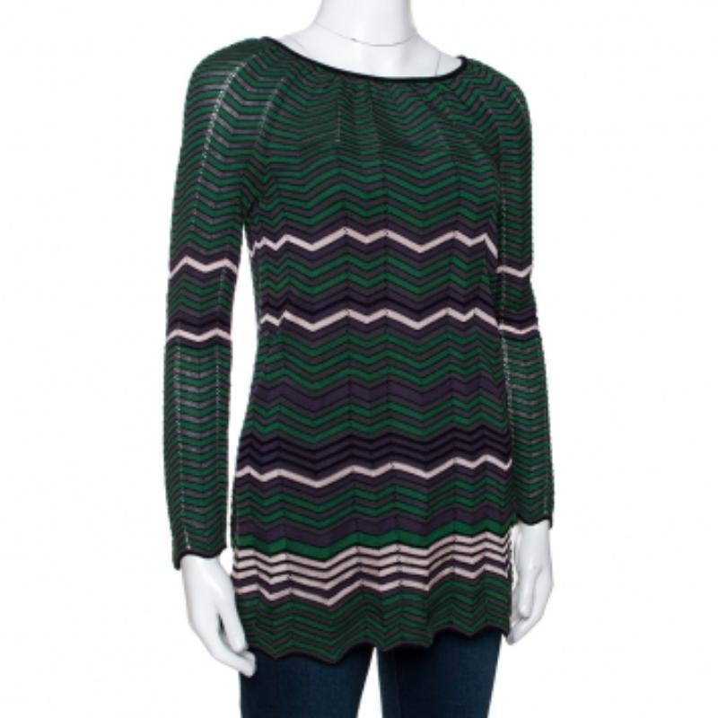Dieses modische M Missoni Oberteil wertet Ihre Alltagsgarderobe im Handumdrehen auf. Es ist aus Mischgewebe gefertigt, hat einen Pointelle-Strick, einen grünen Farbton, lange Ärmel, eine taillierte Silhouette und eine gute Passform. Jetzt zugreifen!