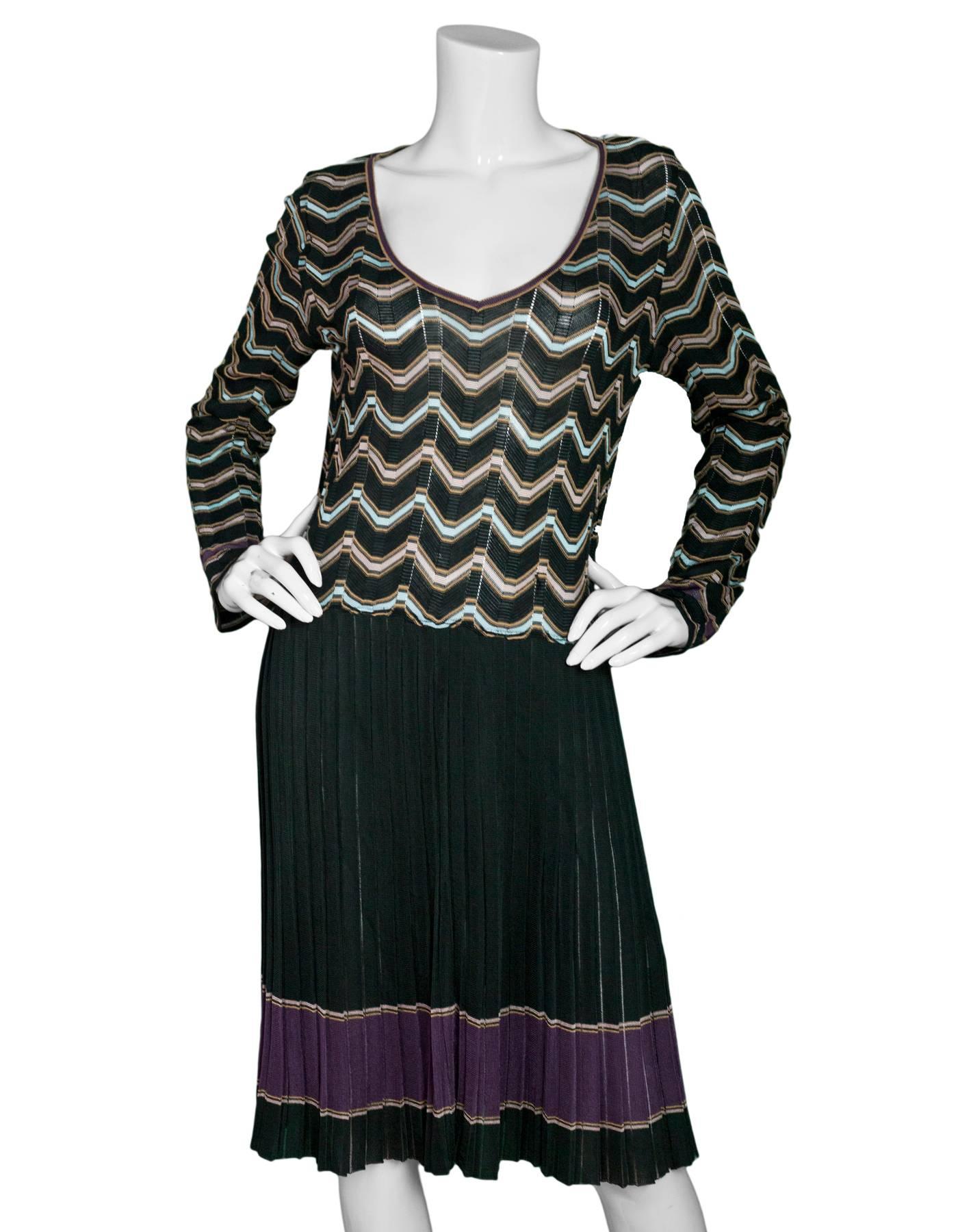 M Missoni Green, Blue & Tan V-Neck Pleated Dress Sz IT48

Made In: China
Color: Green, blue, tan
Composition: 61% viscose, 39% wool
Lining: None
Closure/Opening: Pull over 
Exterior Pockets: None
Interior Pockets: None
Overall Condition: Very good