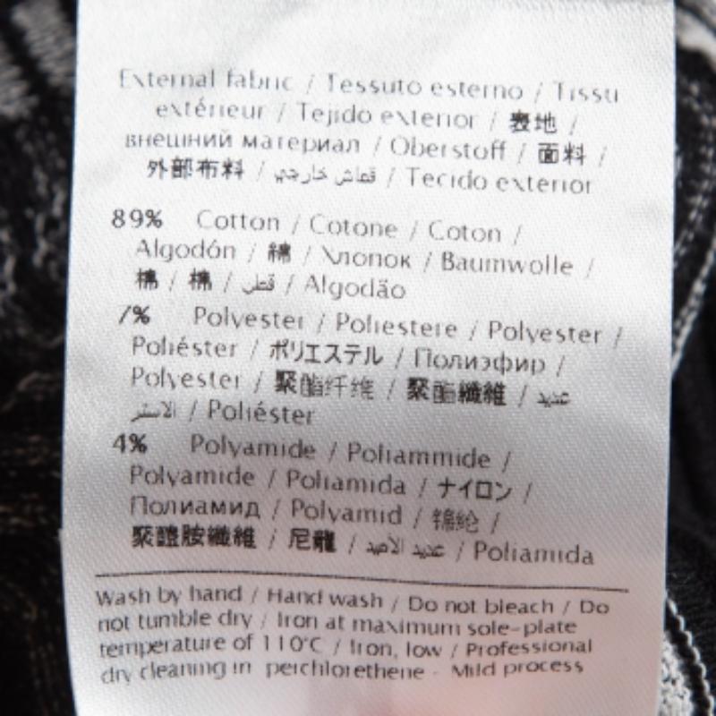 Tanto si desea salir en salidas informales con amigos como si simplemente quiere holgazanear, esta sudadera es una pieza versátil y puede estilizarse de muchas maneras. Se ha confeccionado con un tejido fino.