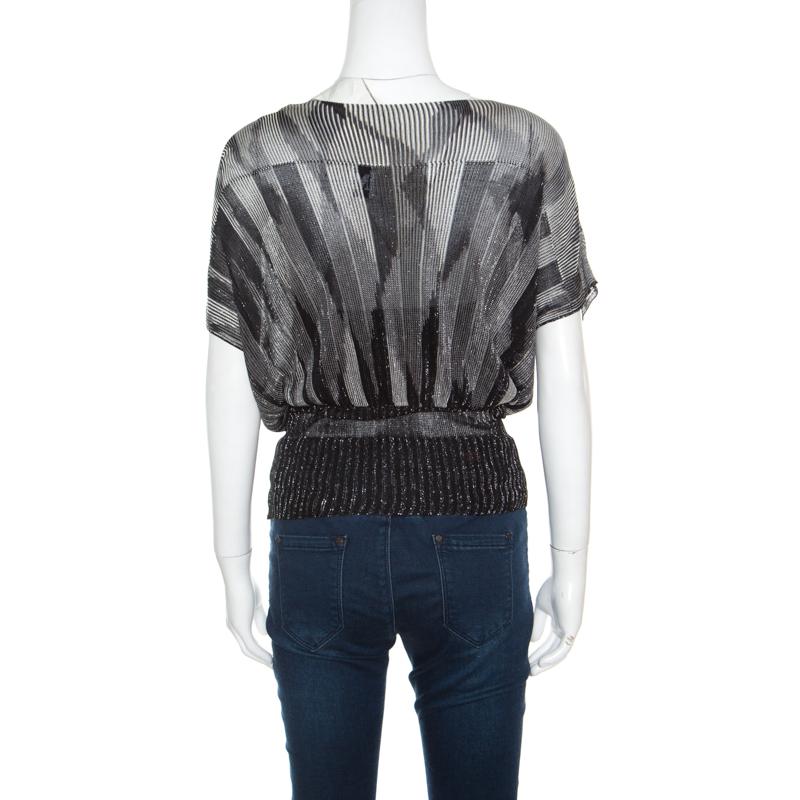 M Missoni's top is a playful choice for your evening dos. It is designed with lurex accents and features a monochrome hue along with a fabulous silhouette. It has dolman sleeves and a relaxed bodice. Team it into your fitted pants for an easy