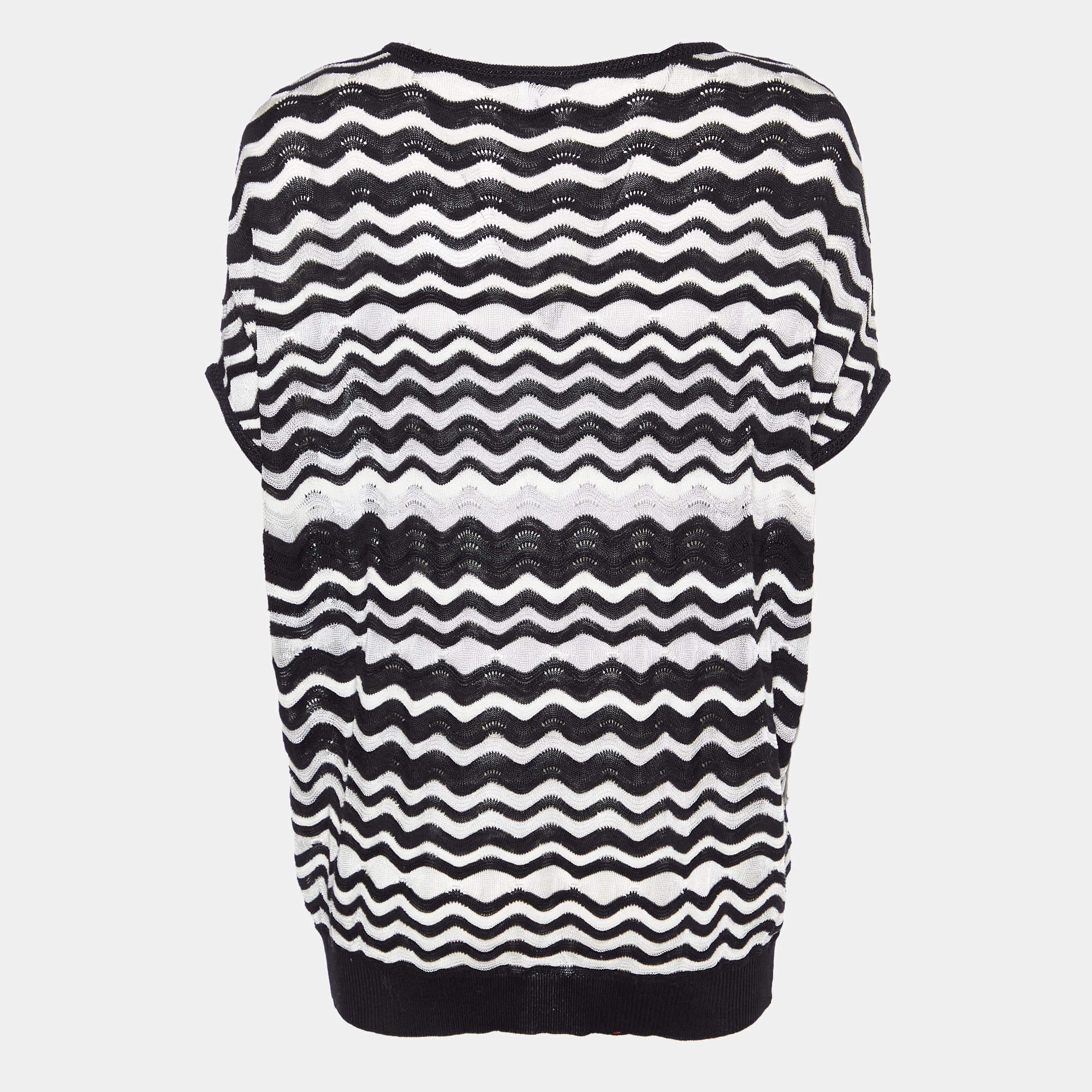 Questo top griffato offre stile e comfort. Realizzata con i migliori tessuti, la creazione è stata curata nei minimi dettagli. Abbinalo a un paio di jeans e a delle scarpe basse.