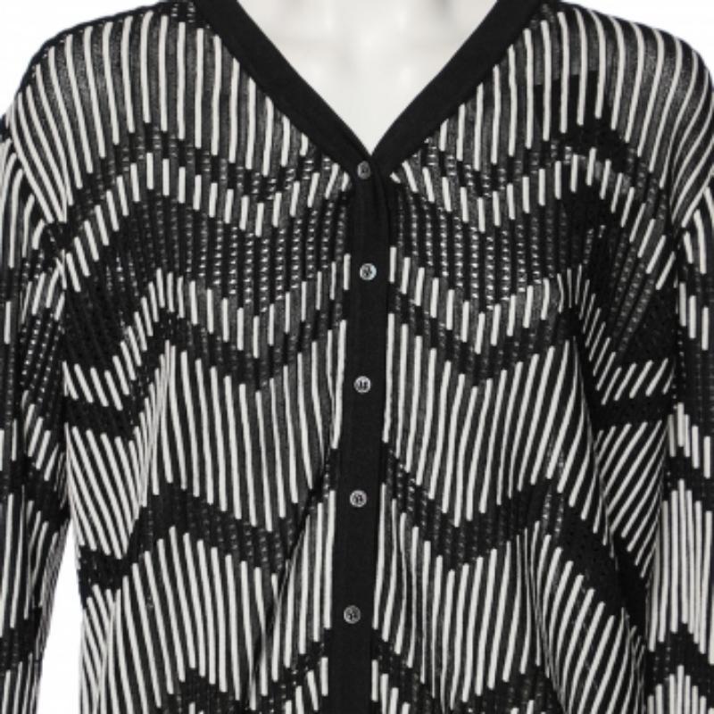 Die Strickjacke von M Missoni für Damen wurde mit großer Sorgfalt entworfen und verspricht schlichten Stil und Qualität! Es ist aus hochwertigen MATERIALEN gestrickt und hat lange Ärmel, Muster und Knöpfe auf der Vorderseite.