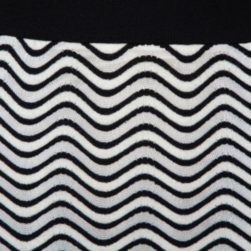 M Missoni Monochrome Wave Patterned Knit Maxi Skirt M In Good Condition For Sale In Dubai, Al Qouz 2