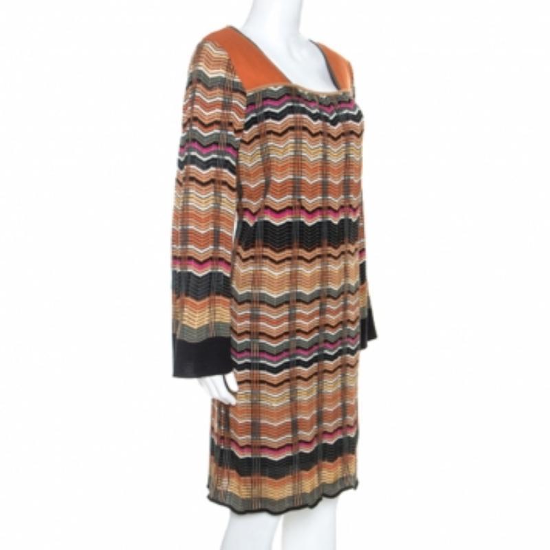 Cette robe chic de la maison M-One est un incontournable de la garde-robe. Il porte le motif caractéristique du chevron dans de multiples teintes. Taillée à la perfection, cette robe en laine mélangée est un choix parfait pour toute occasion