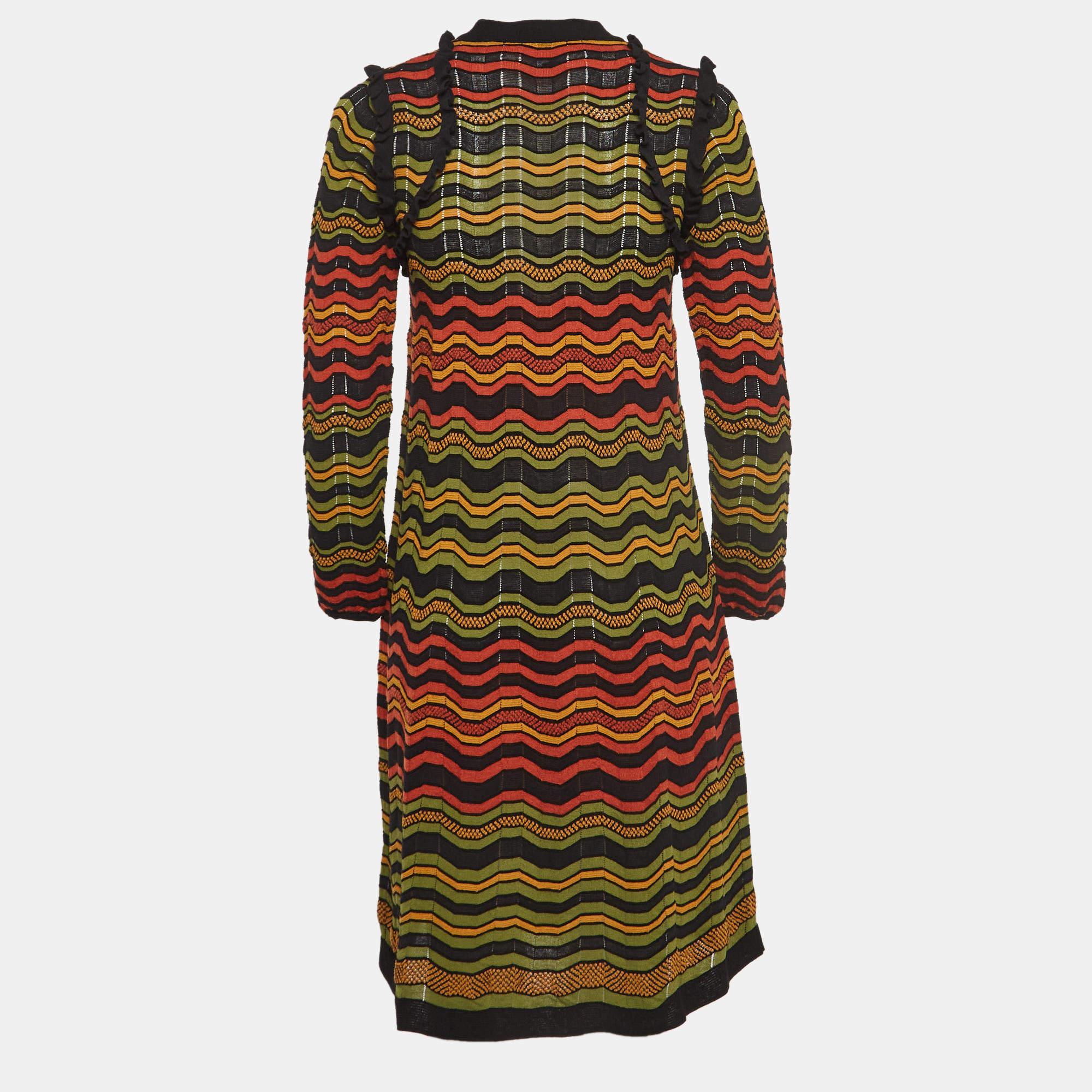 Découvrez les joies d'une confection experte avec cette robe de créateur pour femme. Méticuleusement confectionné, il offre une coupe impeccable et des détails luxueux, garantissant un confort inégalé. Cette magnifique création rehaussera votre
